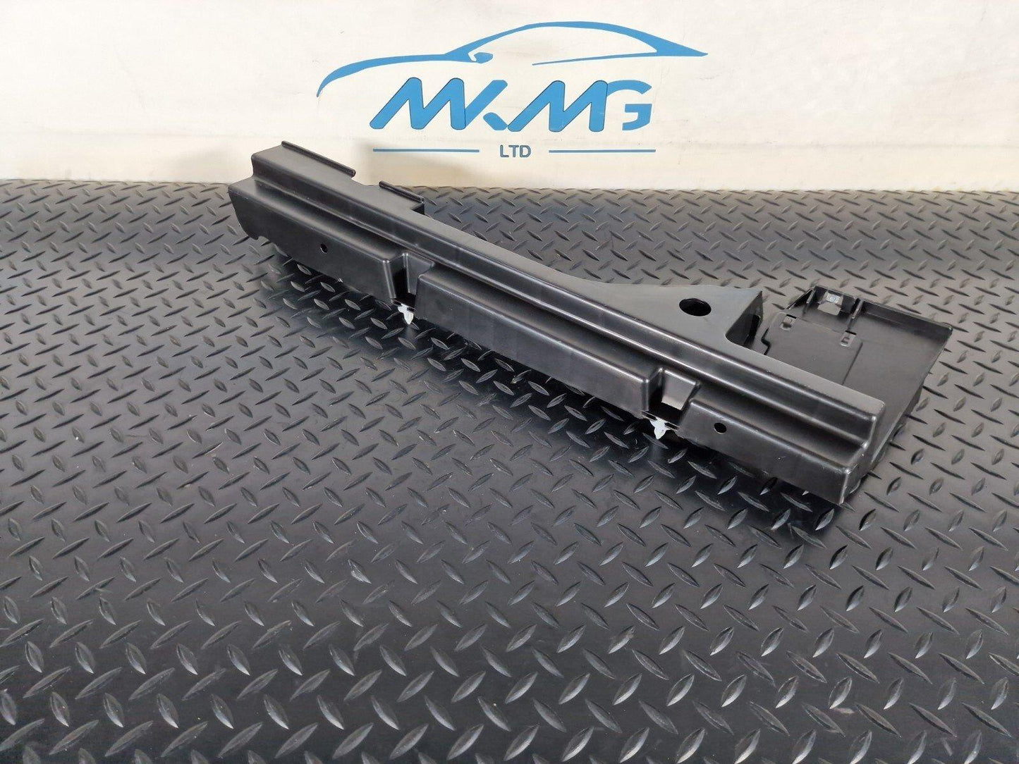 MERCEDES BENZ GLA X156 BOOT TRUNK RIGHT QUATER PANEL TRIM BRACKET A1568901200