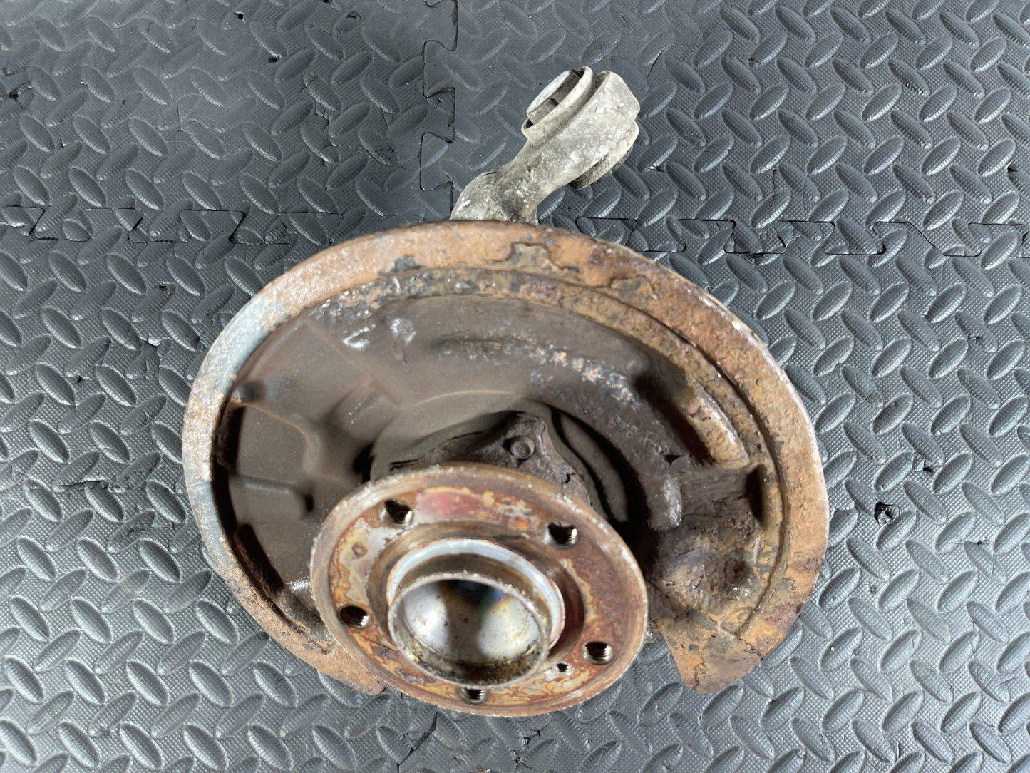 12-18 MERCEDES A B CLA W176 W246 C117 REAR RIGHT DRIVER SIDE WHEEL HUB 2460406