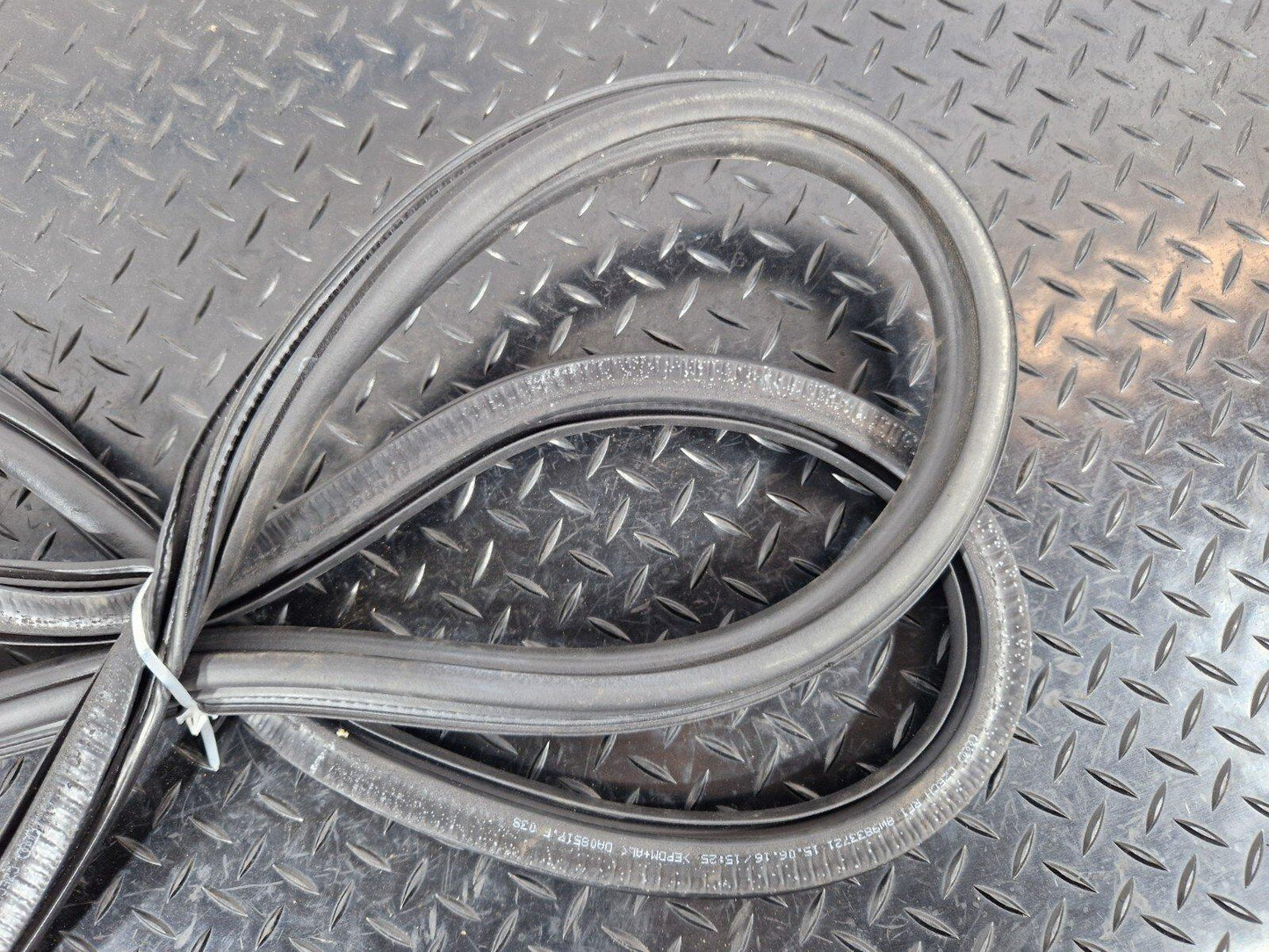 16-19 AUDI A4 B9 AVANT ULTRA SE LEFT SIDE DOOR RUBBER SEAL 8W9833721