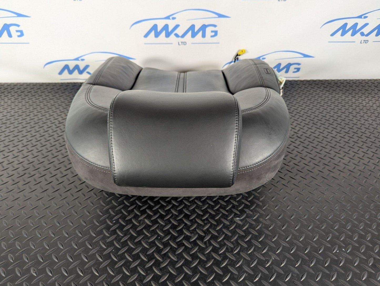 10-17 AUDI A8 4H  REAR O/S RIGHT BLACK LEATHER BACK REST 4H0885274 DAMAGED