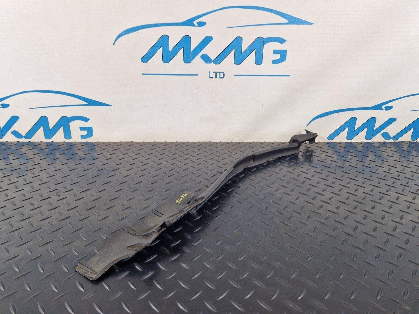 10-15 AUDI Q7 4L  FRONT LEFT SIDE RADIATOR AIR GUIDE SEAL 7L0121331