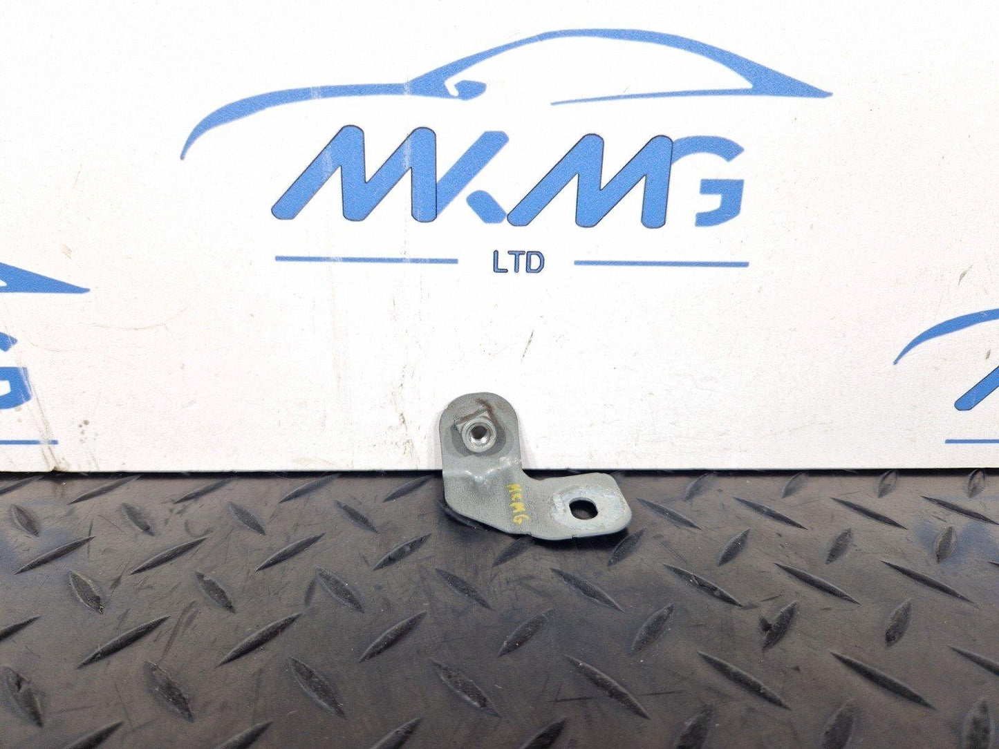 16-19 AUDI A4 B9 GENUINE OEM FRONT RIGHT DRIVER SIDE WING BRACKET 8W0821470