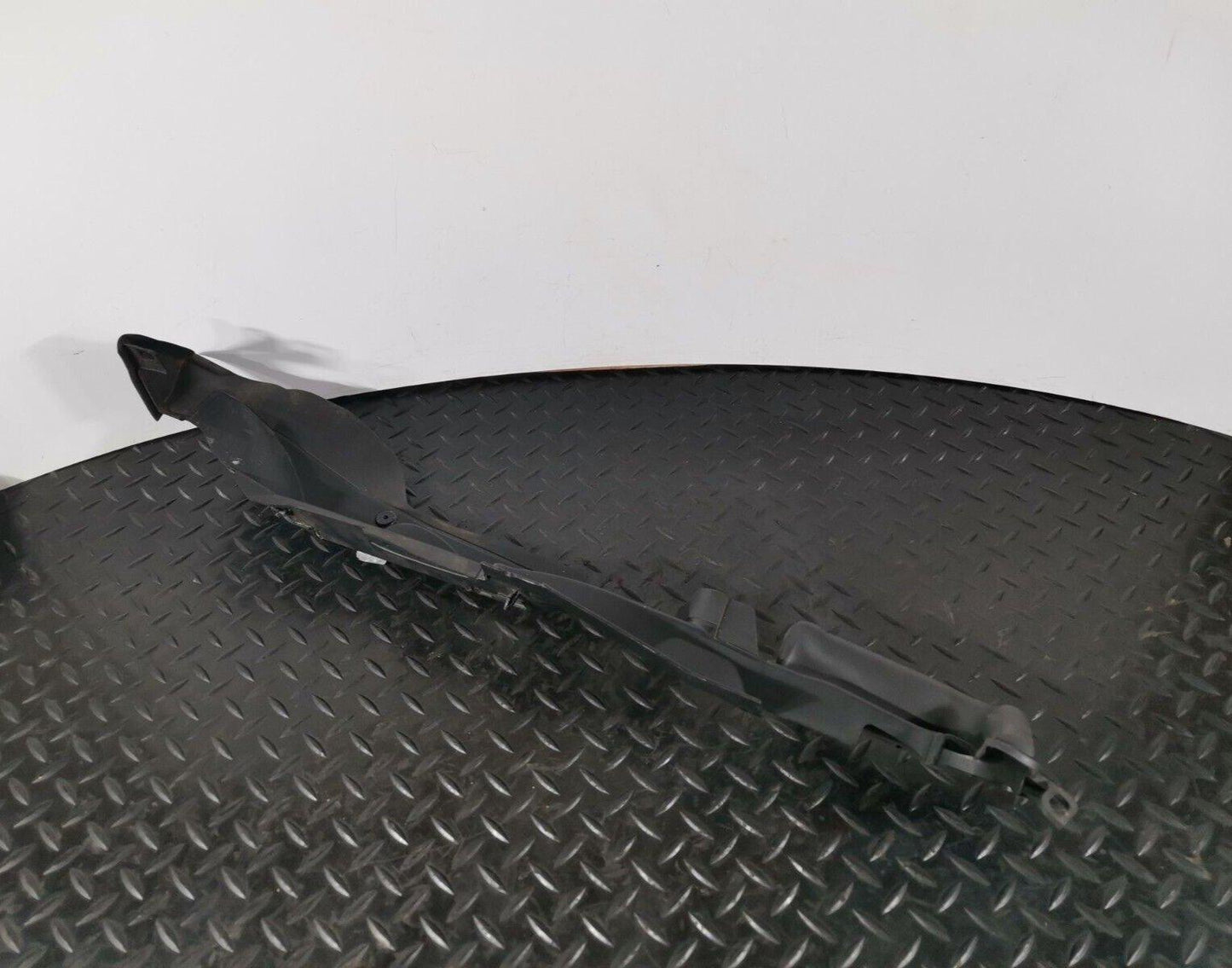 16-19 AUDI A4 B9 SALOON GENUINE RIGHT DRIVER SIDE WING PANEL  SEAL 8W0821170