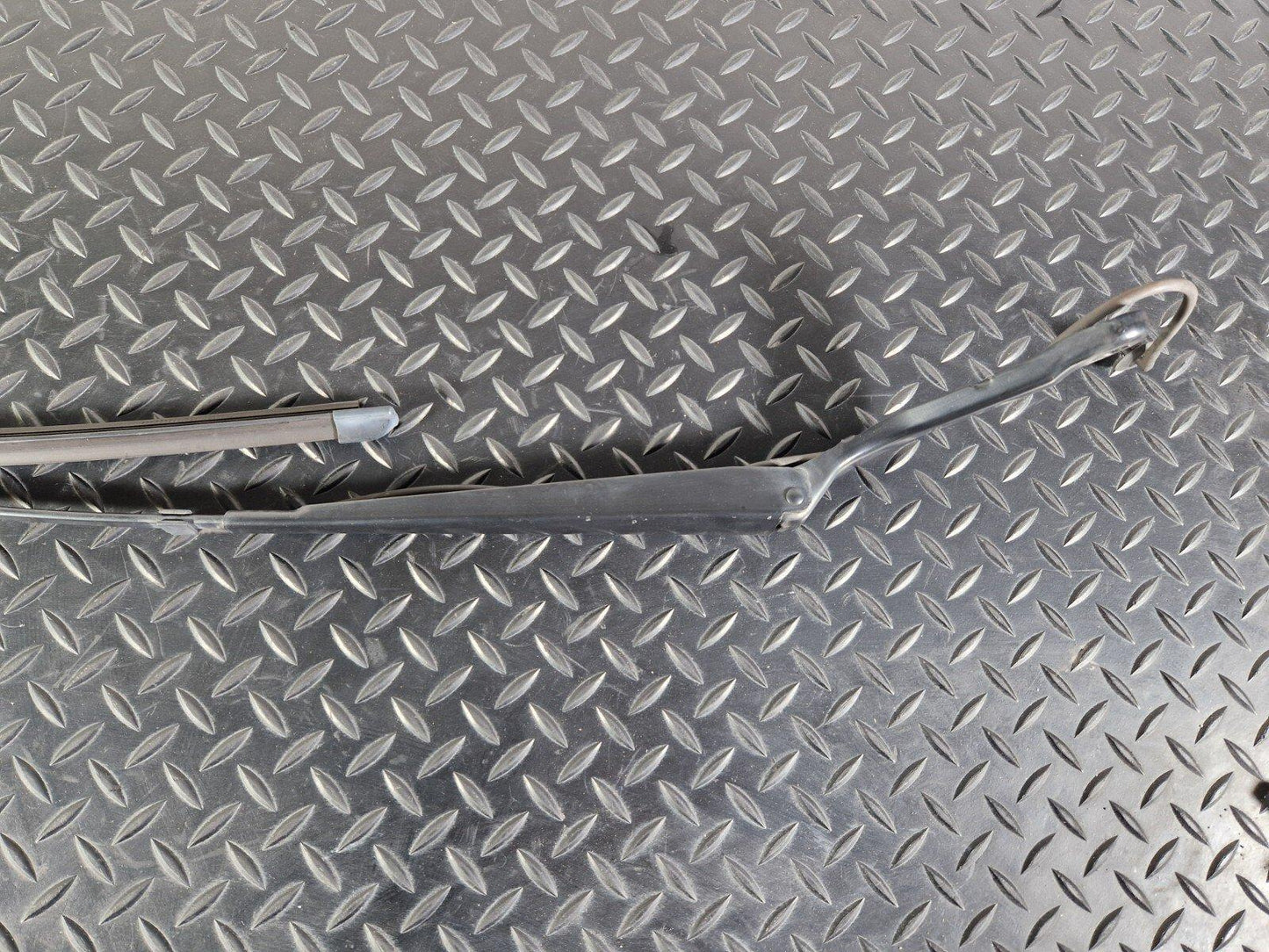 18-ON MERCEDES BENZ SPRINTER W907 W910 WIPER ARM RIGHT O/S A9108203400