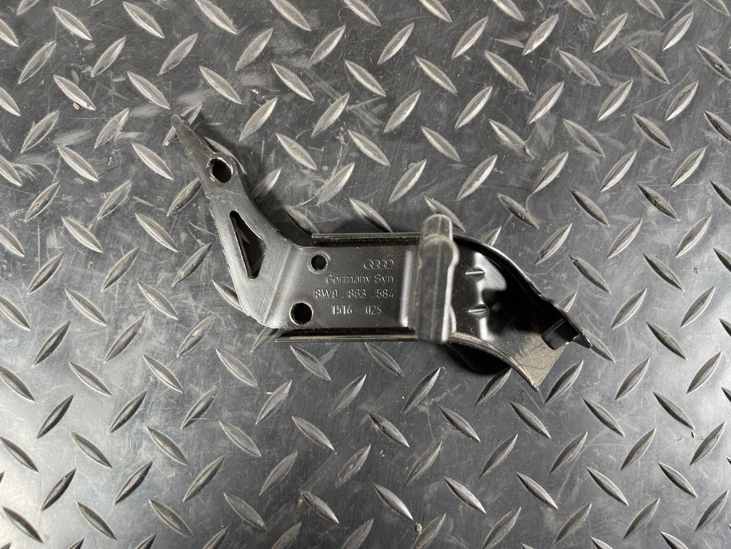 16-19 AUDI A4 B9 AVANT REAR RIGHT DRIVER O/S BOOT PANEL BRACKET 8W9863584