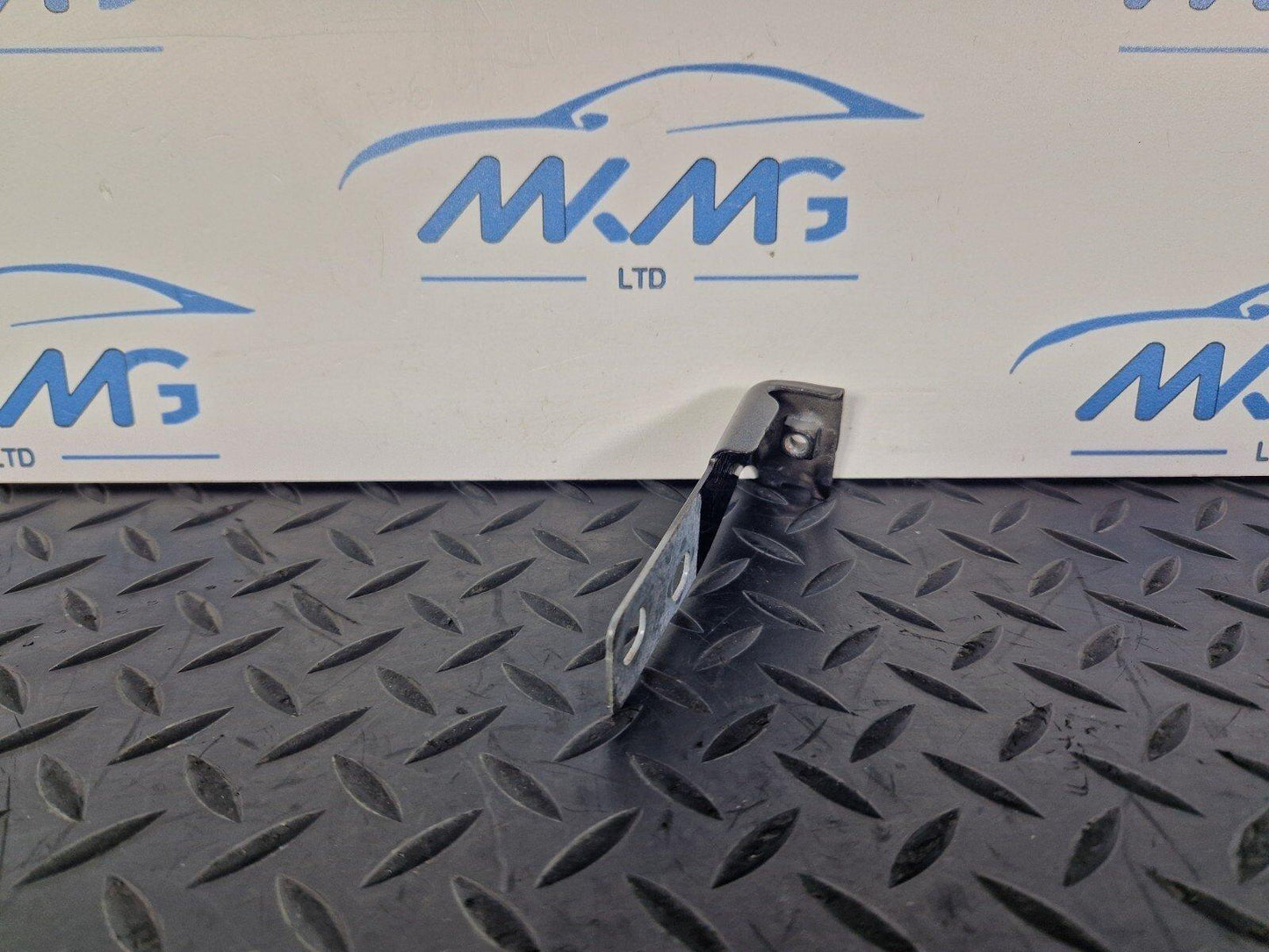 16-19 AUDI A4 B9 GENUINE OEM FRONT LEFT PASSENGER SIDE WING BRACKET 8W0821433