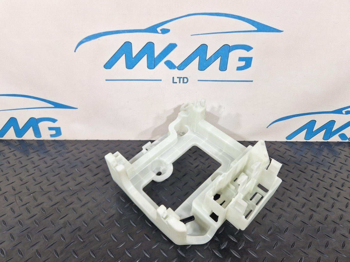 20-24 BMW 1 SERIES F40 GENUINE CURRENT DISTIBUTOR BRACKET HOLDER TRAY 6837044