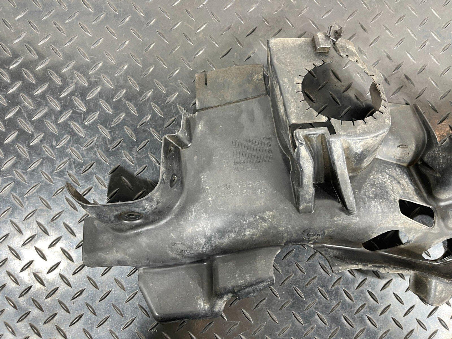 14-21 MERCEDES BENZ C300h W205 LEFT CENTER NOISE CAPSULE A2135244000