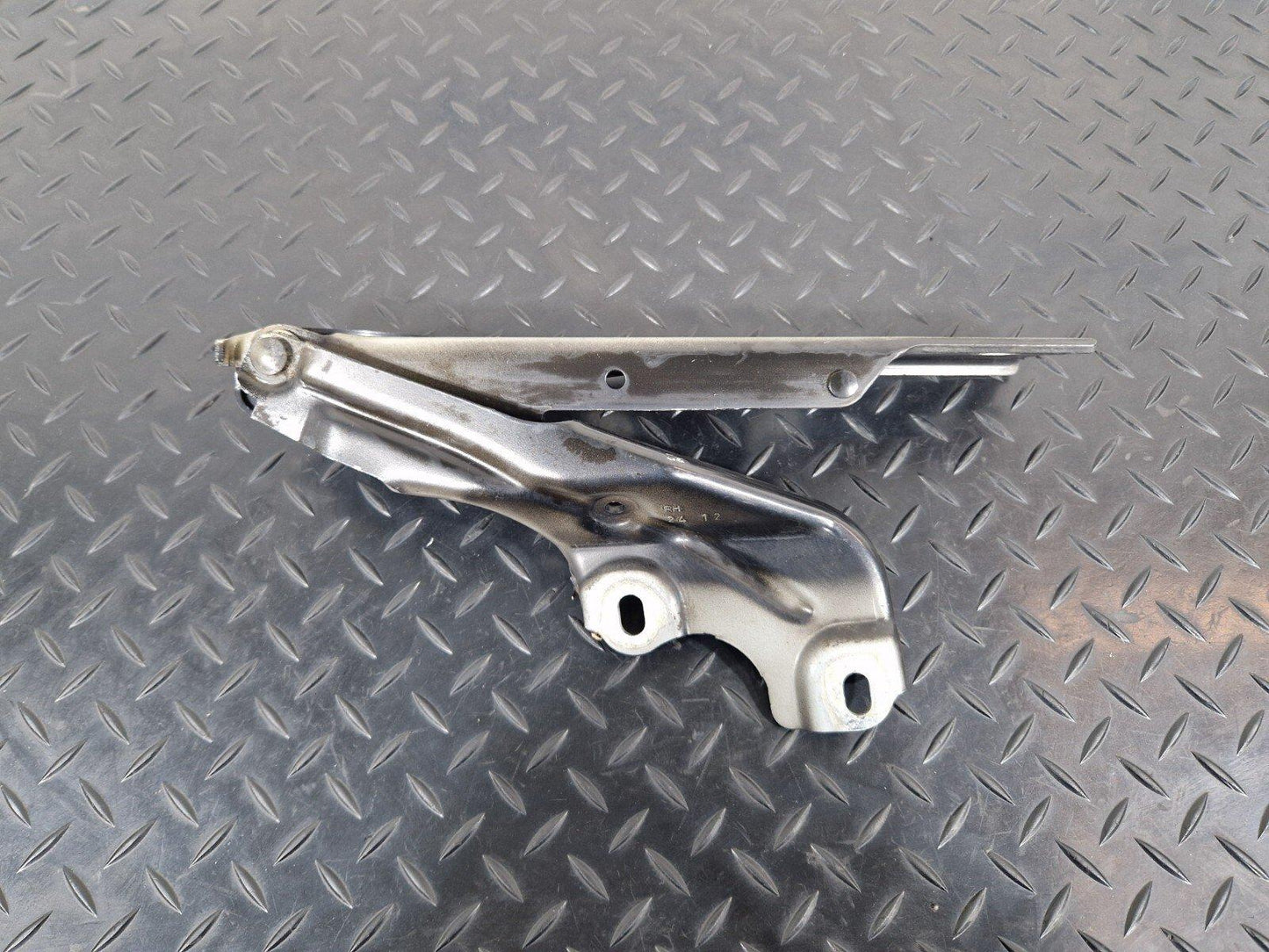 10-18 AUDI A7 4G S-LINE FRONT HOOD BONNET DRIVERS RIGHT SIDE HINGE 4G8823302D