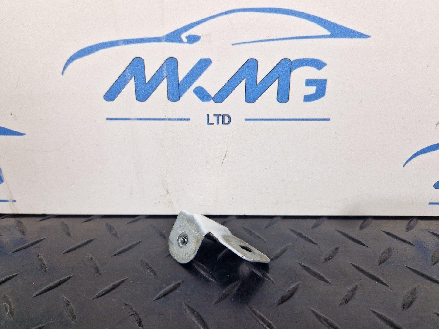 16-23 AUDI S5 COUPE GENUINE FRONT RIGHT DRIVER SIDE WING BRACKET 8W0821470