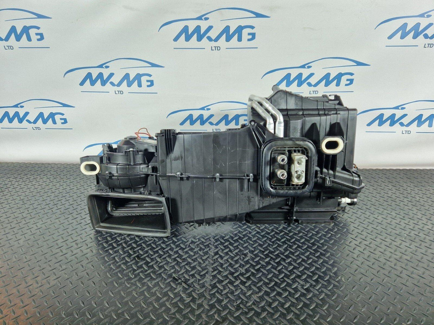 14-19 MERCEDES GLA X156 AIR CONDITIONING HEATER MATRIX HOUSING BOX A2468302302