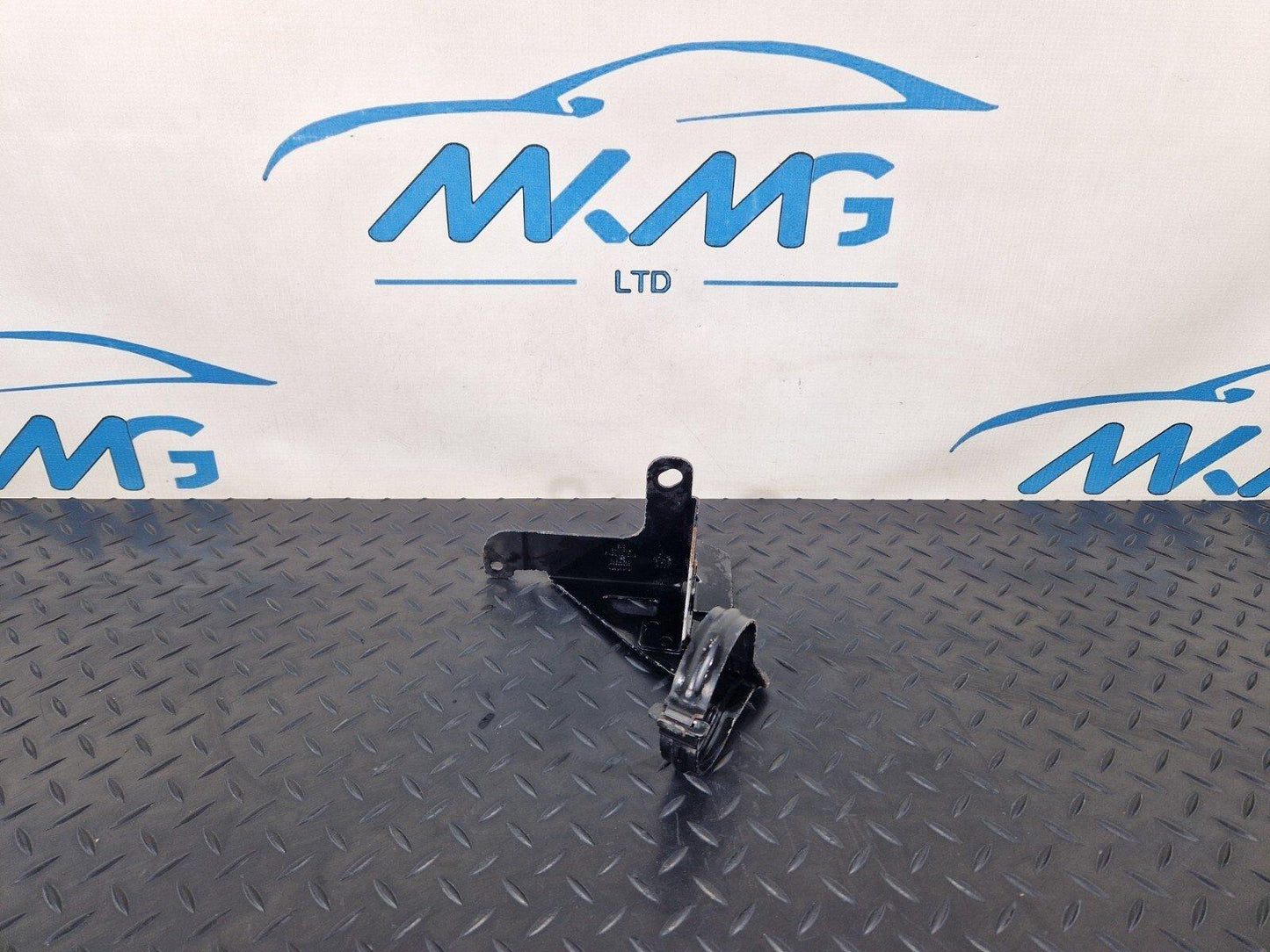 12-17 AUDI S5 CONVERTIBLE GENUINE ENGINE COOLANT PUMP BRACKET MOUNT 8K0121261H