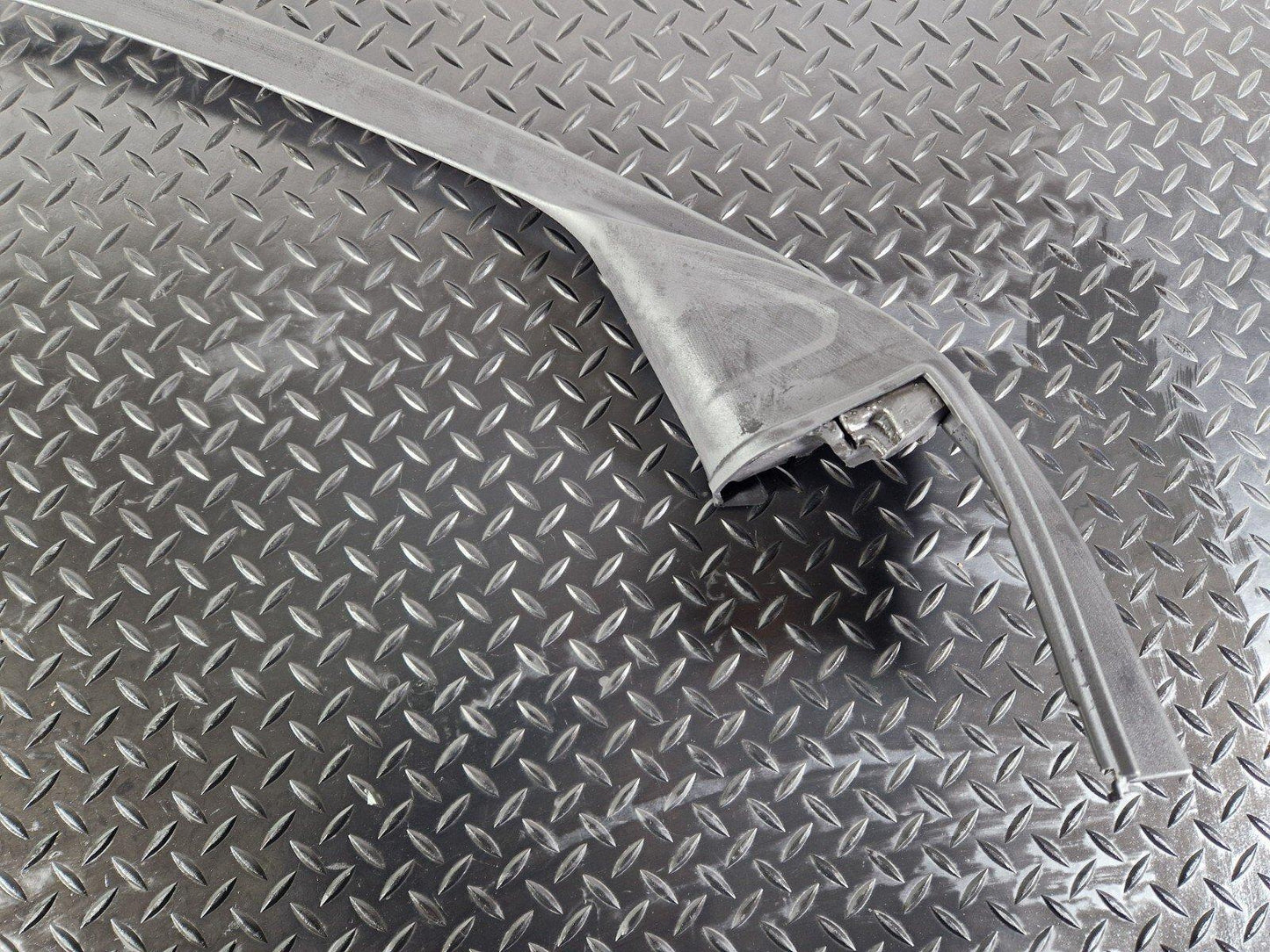 20-24 BMW 1 SERIES F40 FRONT LEFT WINDOW DOOR FRAME COVER 7464799