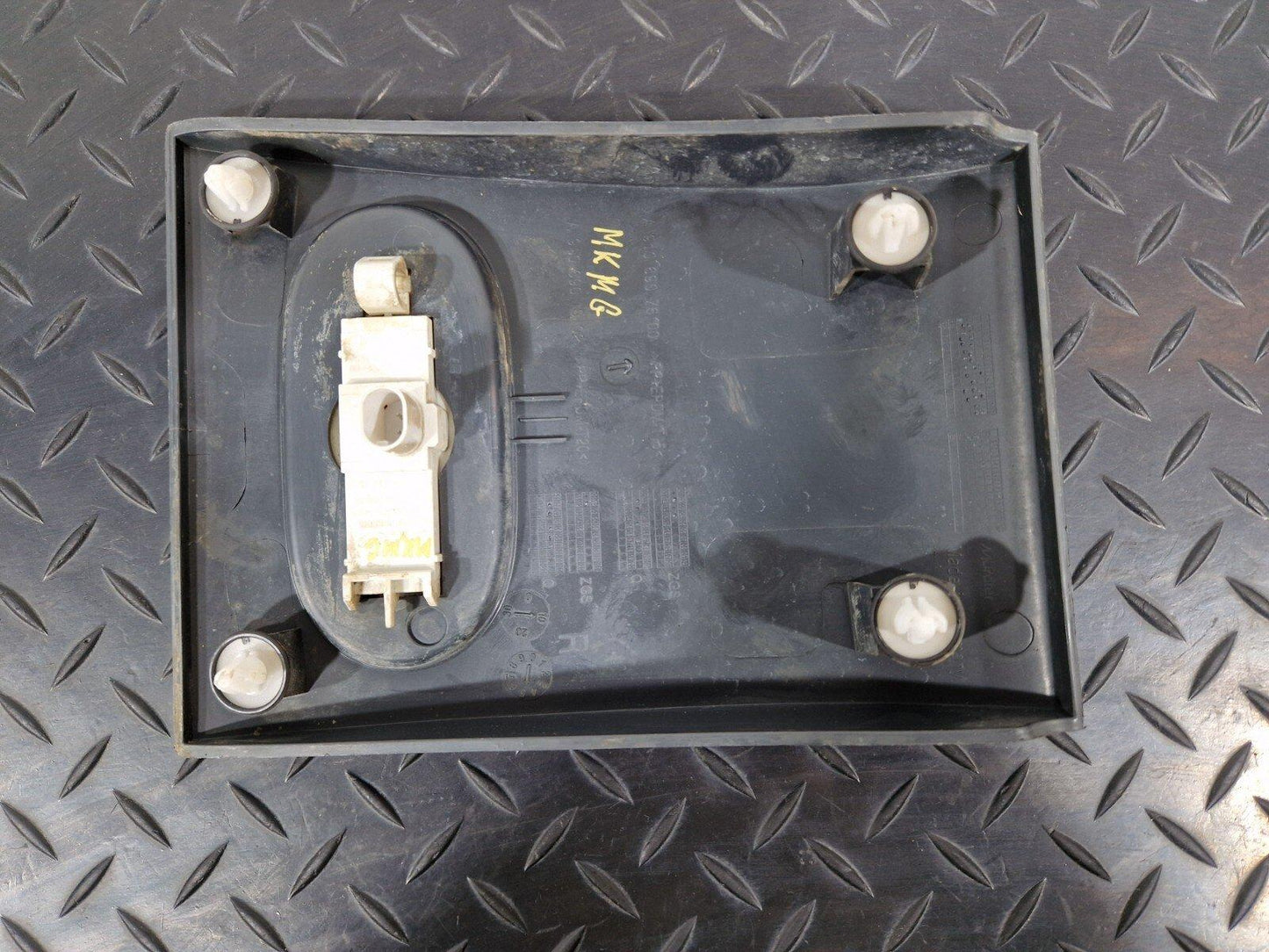 18-ON MERCEDES BENZ SPRINTER W907 W910 FRONT RIGHT TRIM PANEL A9106907600