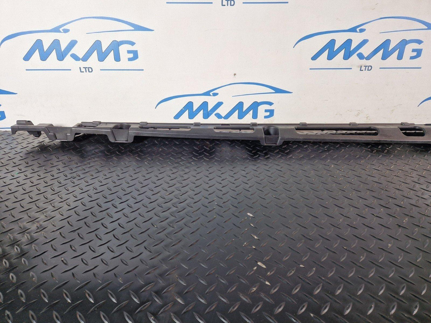 11-19 MERCEDES BENZ ML W166 OEM LEFT SIDE SKIRT HOLDER BRACKET A1666980127