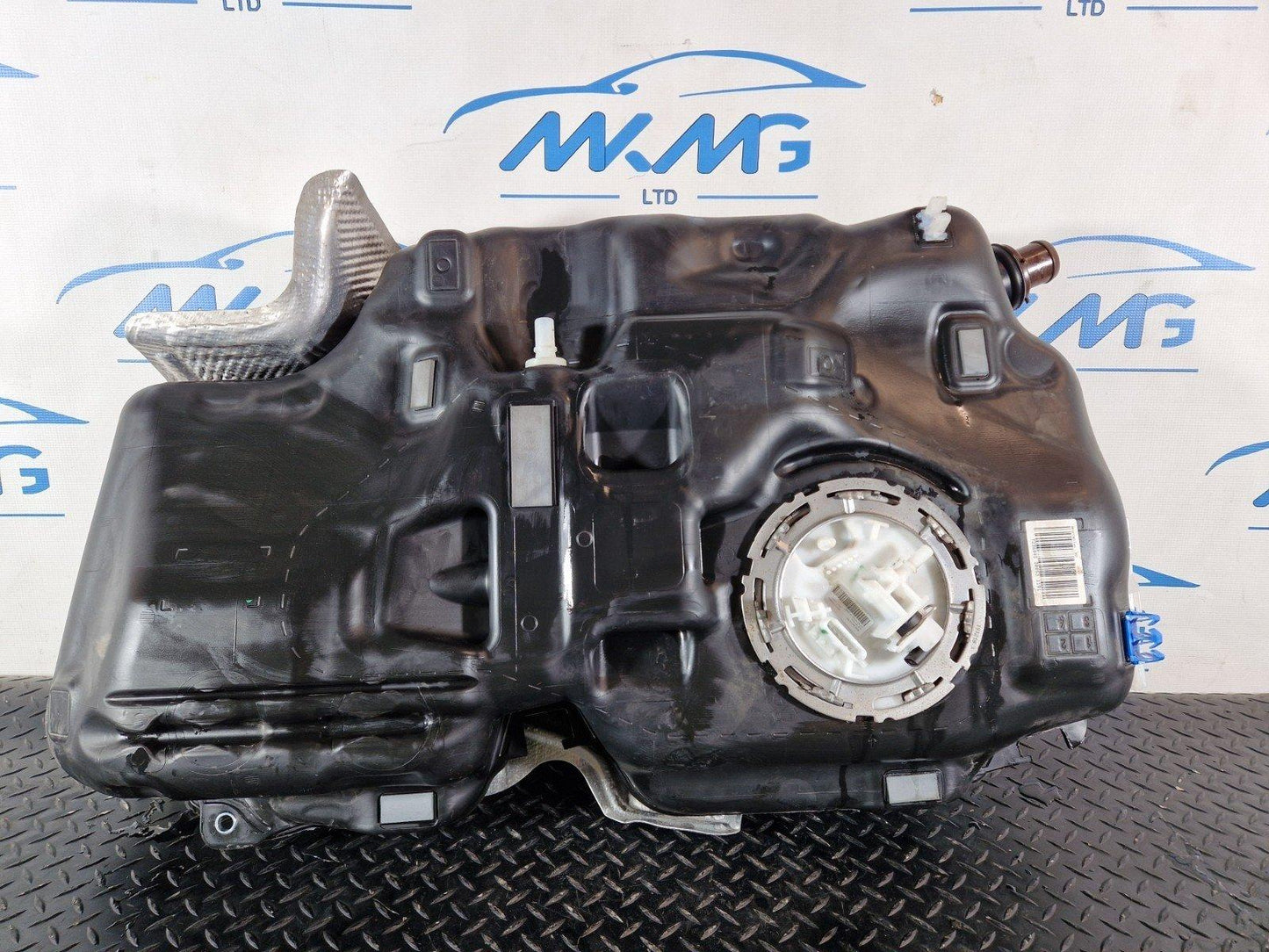19-ON MERCEDES B CLASS W247 GENUINE DIESEL FUEL TANK WITH PUMP A2474701500