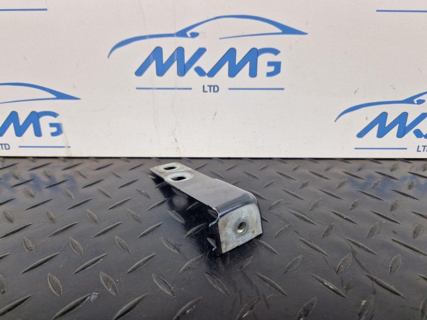 16-19 AUDI A4 AVANT B9 S-LINE GENUINE FRONT DRIVER SIDE WING BRACKET 8W0821434B