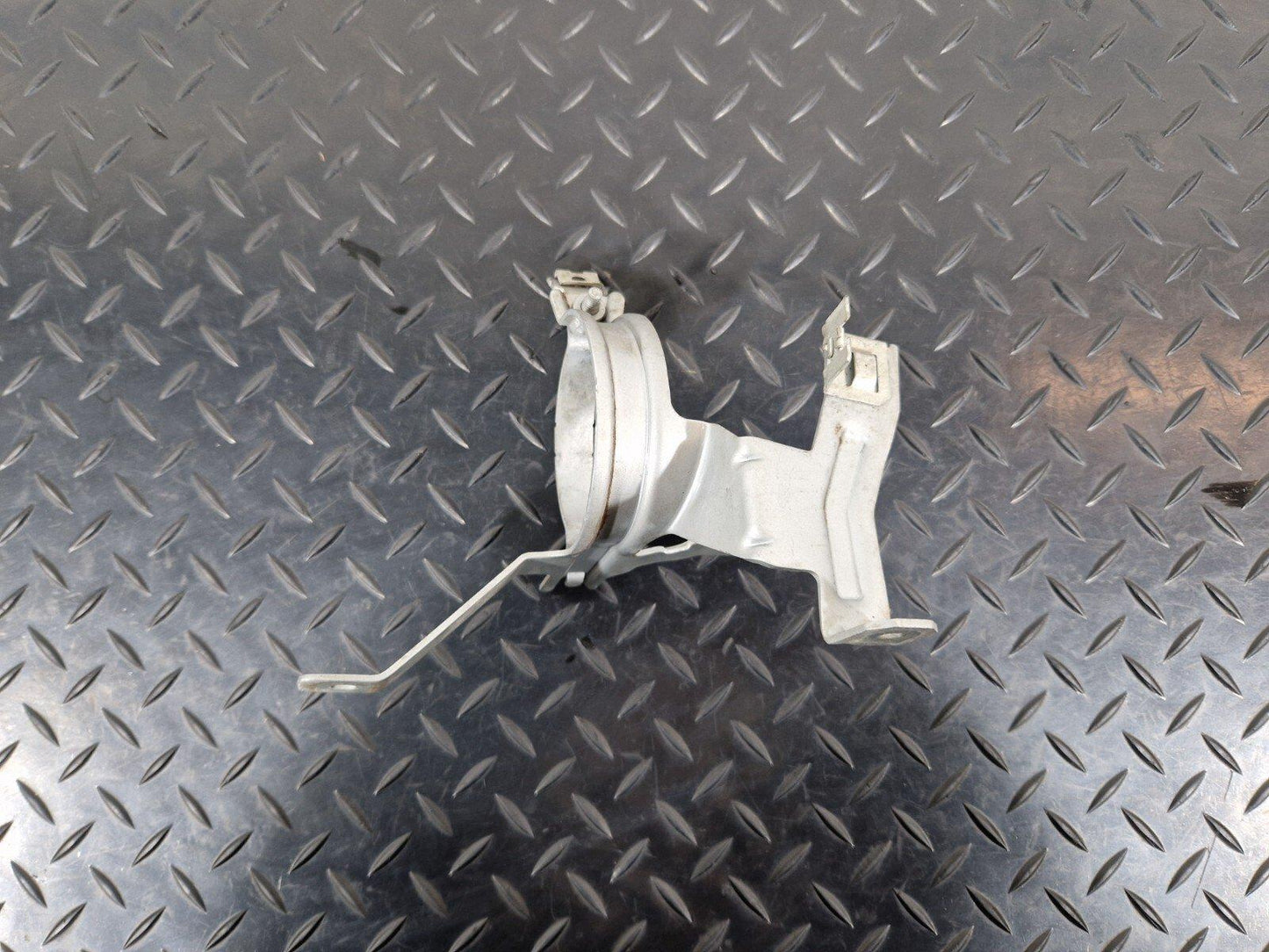19-ON MERCEDES B CLASS W247 WATER PUMP HOLDER BRACKET A1775040300 A1775040200