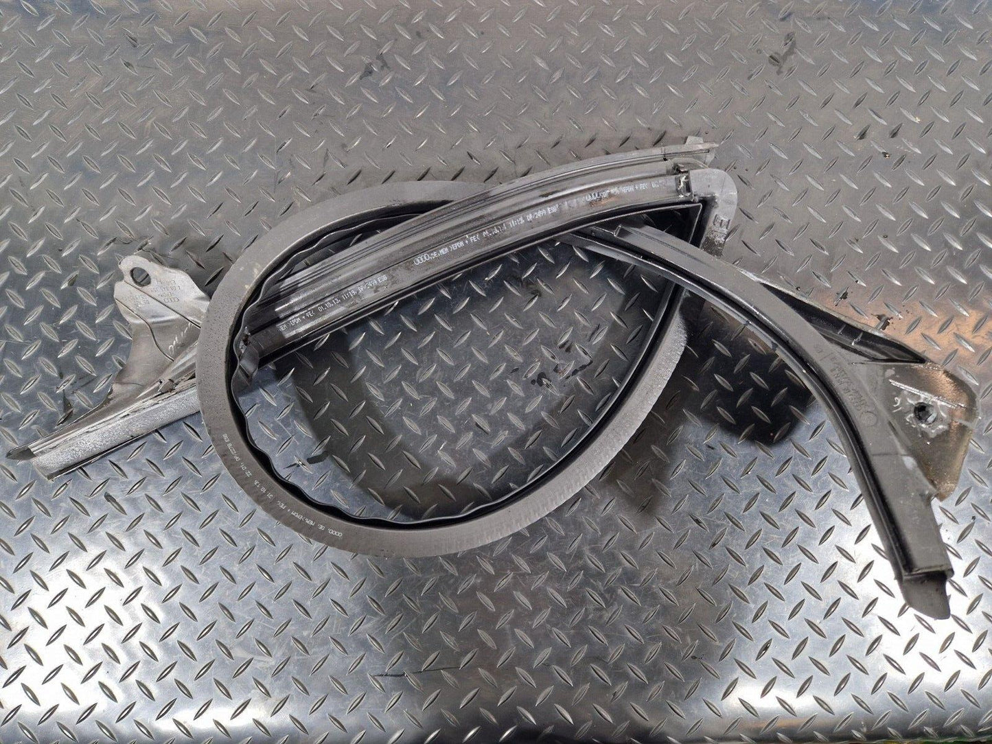 10-18 AUDI A7 4G S-LINE SEAL DOOR FRONT LEFT GASKET STRIP SEALING 4G8845353H
