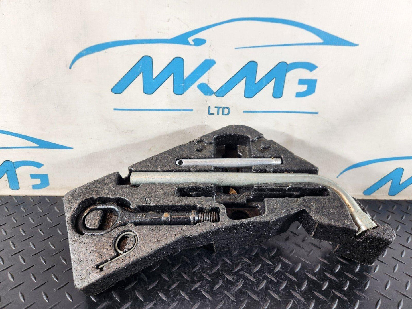 10-15 AUDI Q7 4L SPARE WHEEL BREAK DOWN TOOL KIT 4L0012113E