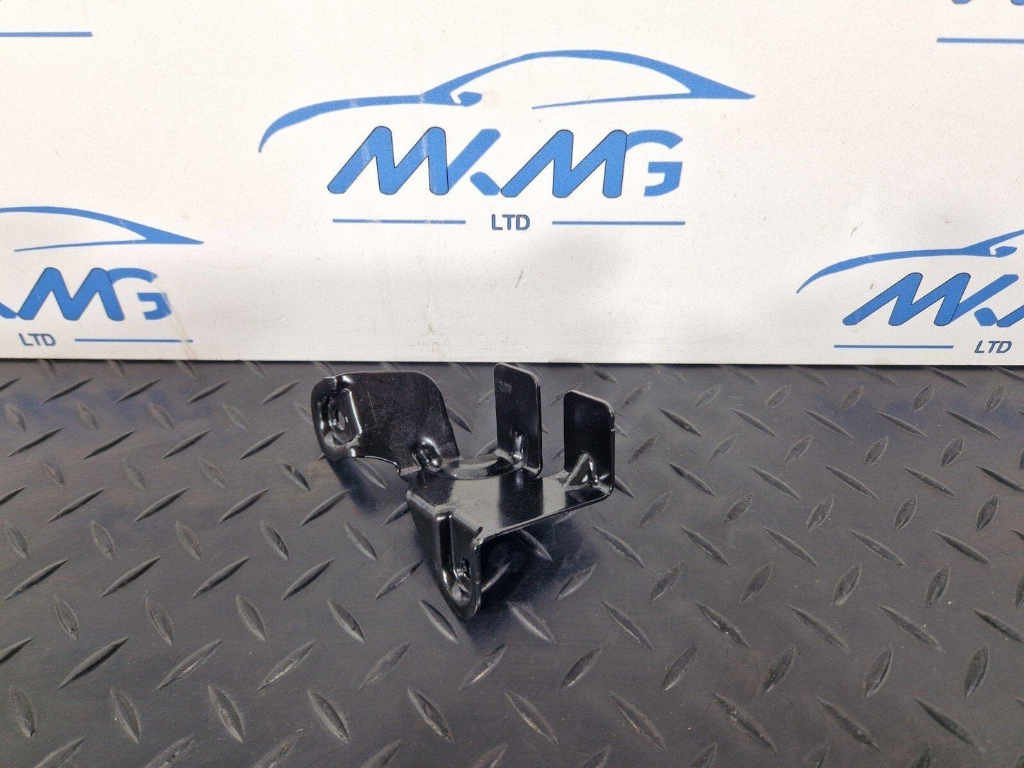 19-ON MERCEDES BENZ CLA C118 REAR RIGHT LOAD COMPARTMENT BRACKET A1776802203