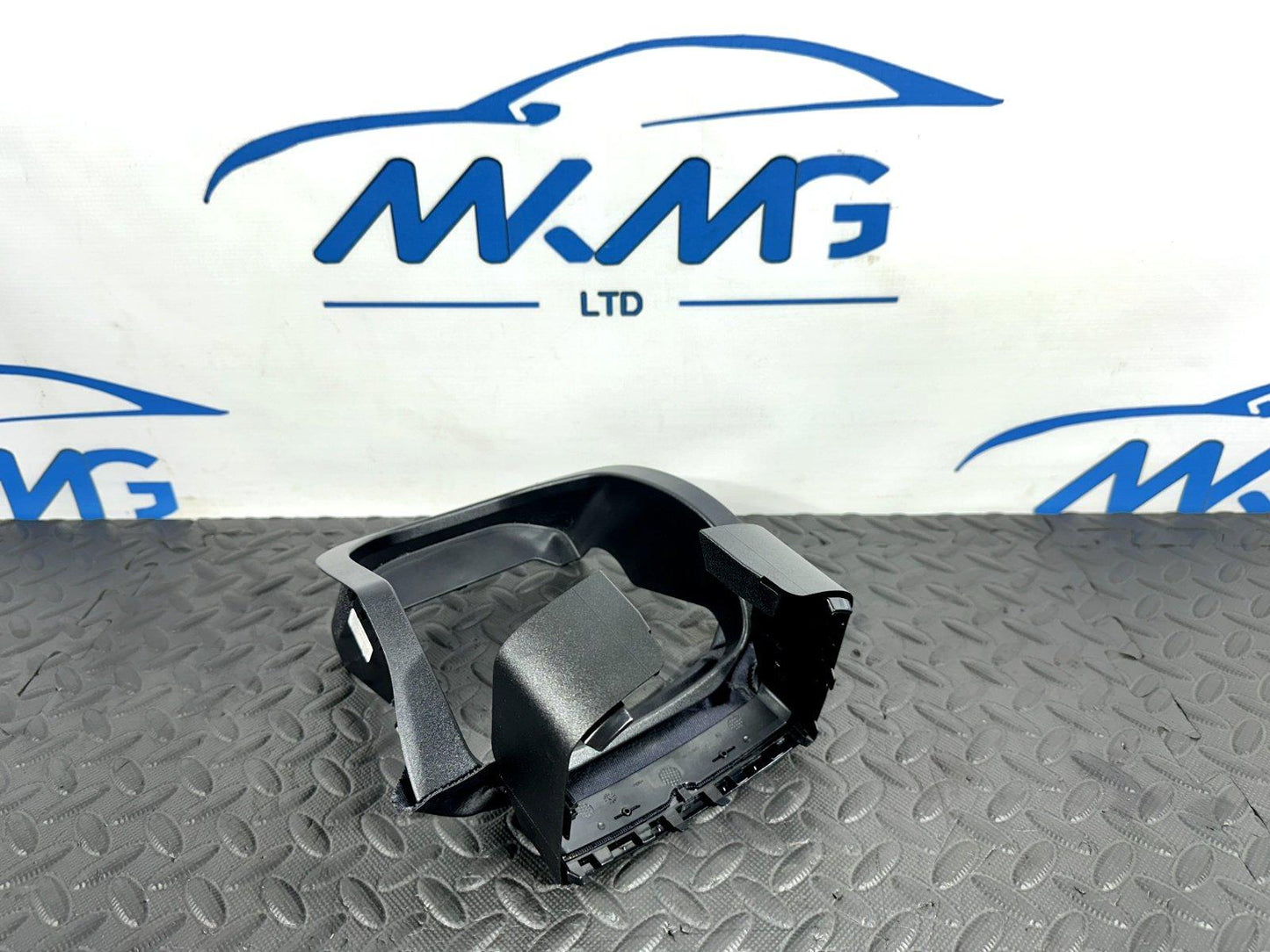 14-21 MERCEDES BENZ GENUINE STEERING COLUMN SURROUND TRIM COVER A20568015079051