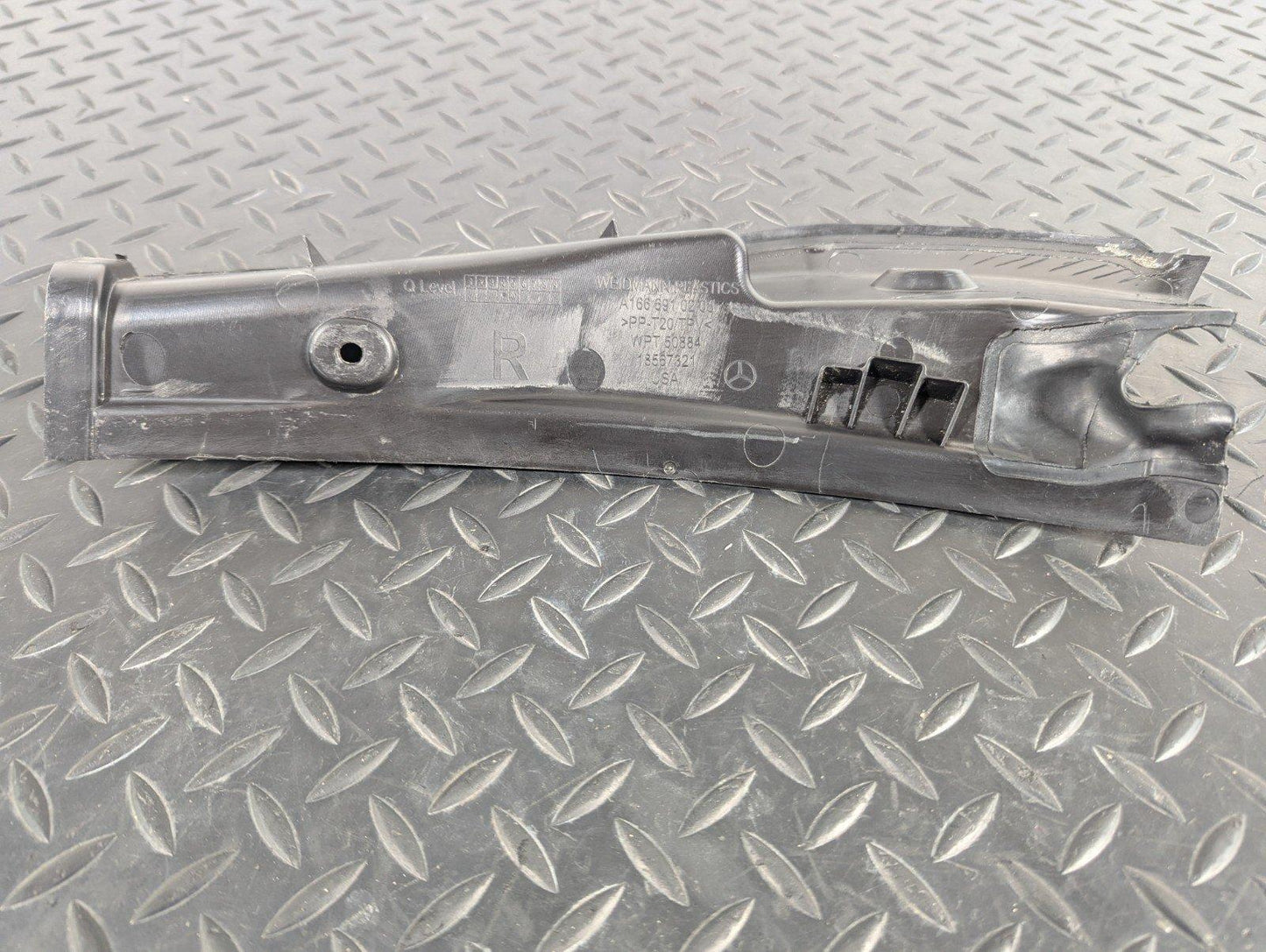 11-19 MERCEDES BENZ ML W166 GENUINE REAR RIGHT SIDE SEAL TRIM A1666910208