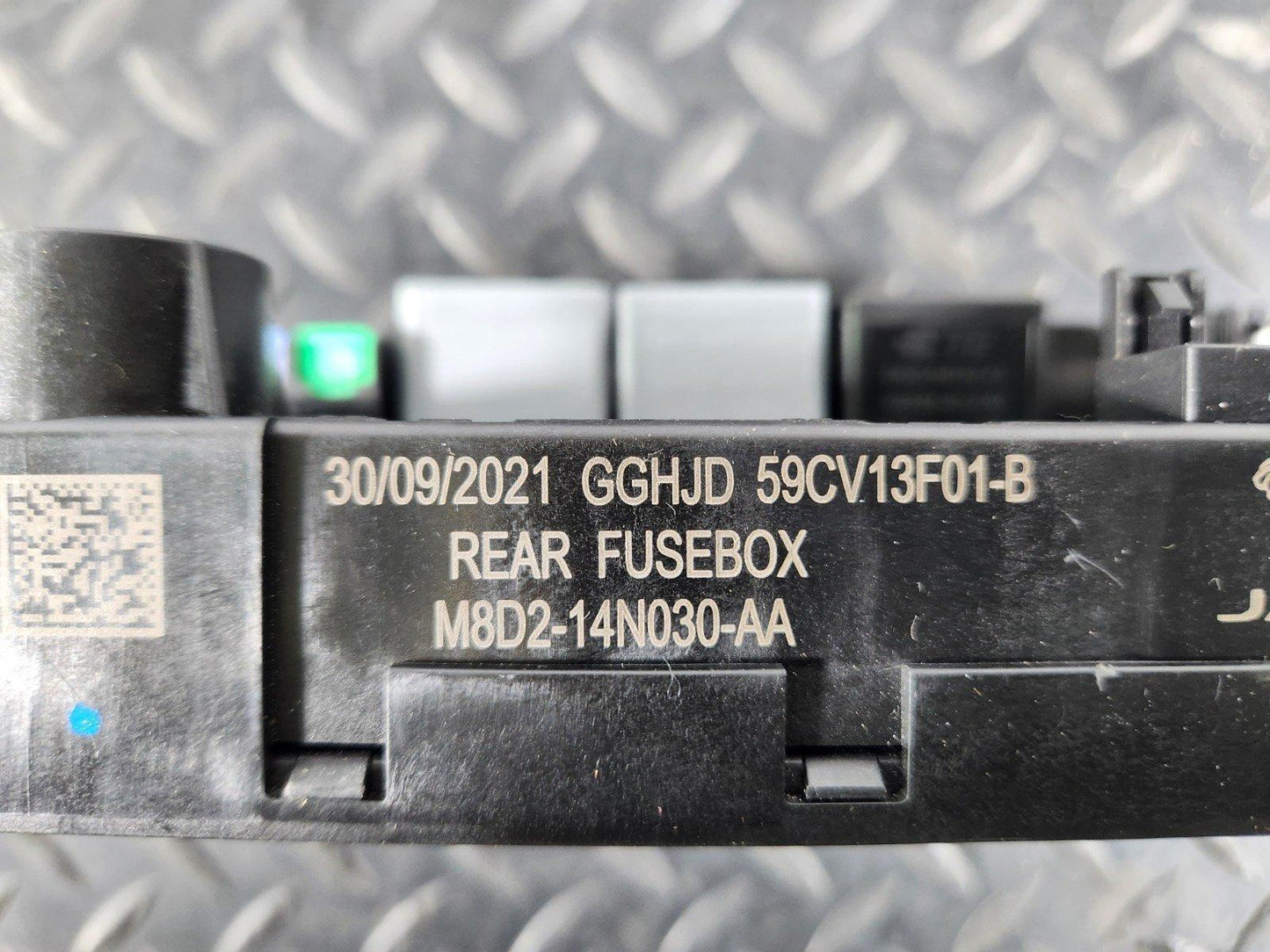19-ON RANGE ROVER EVOQUE L551 GENUINE REAR FUSE RELAY BOX M8D2-14N030-AA