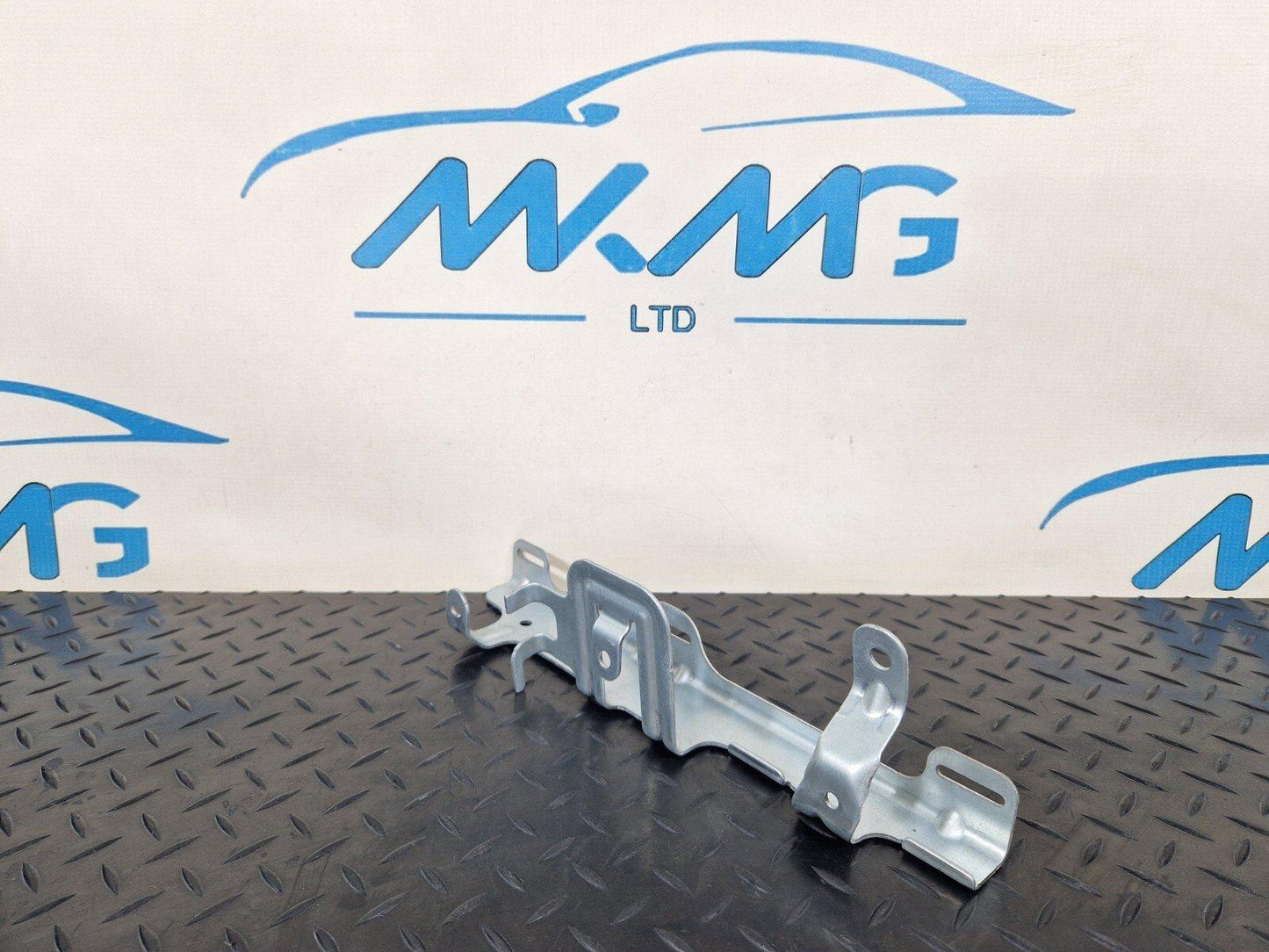 14-21 MERCEDES BENZ C220 W205 GENUINE RIGHT SIDE O/S BOOT BRACKET A2056914400