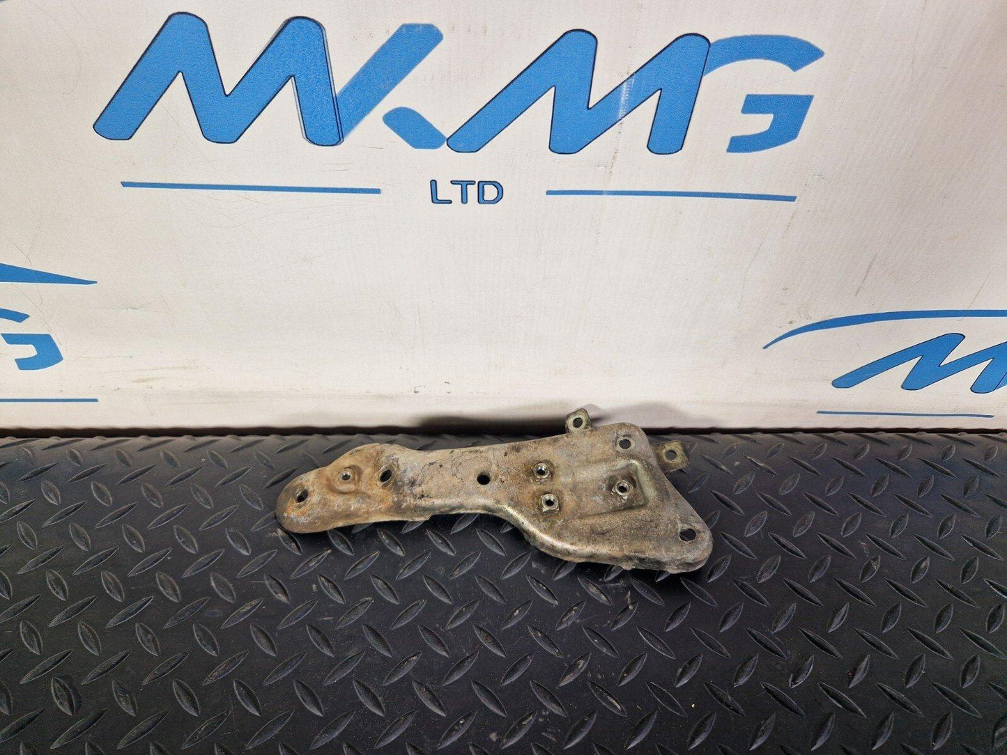 18-ON MERCEDES BENZ SPRINTER W907 OEM VALVE BRACKET A6511400200
