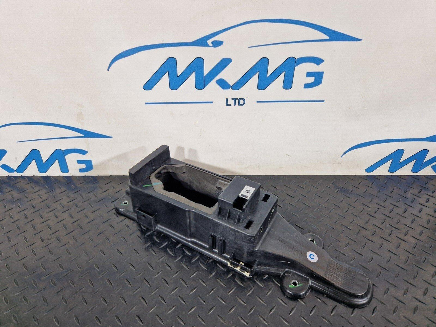 17-20 VW GOLF MK7.5 GEAR STICK SURROUND MOUNTING BRACKET 5GE864761