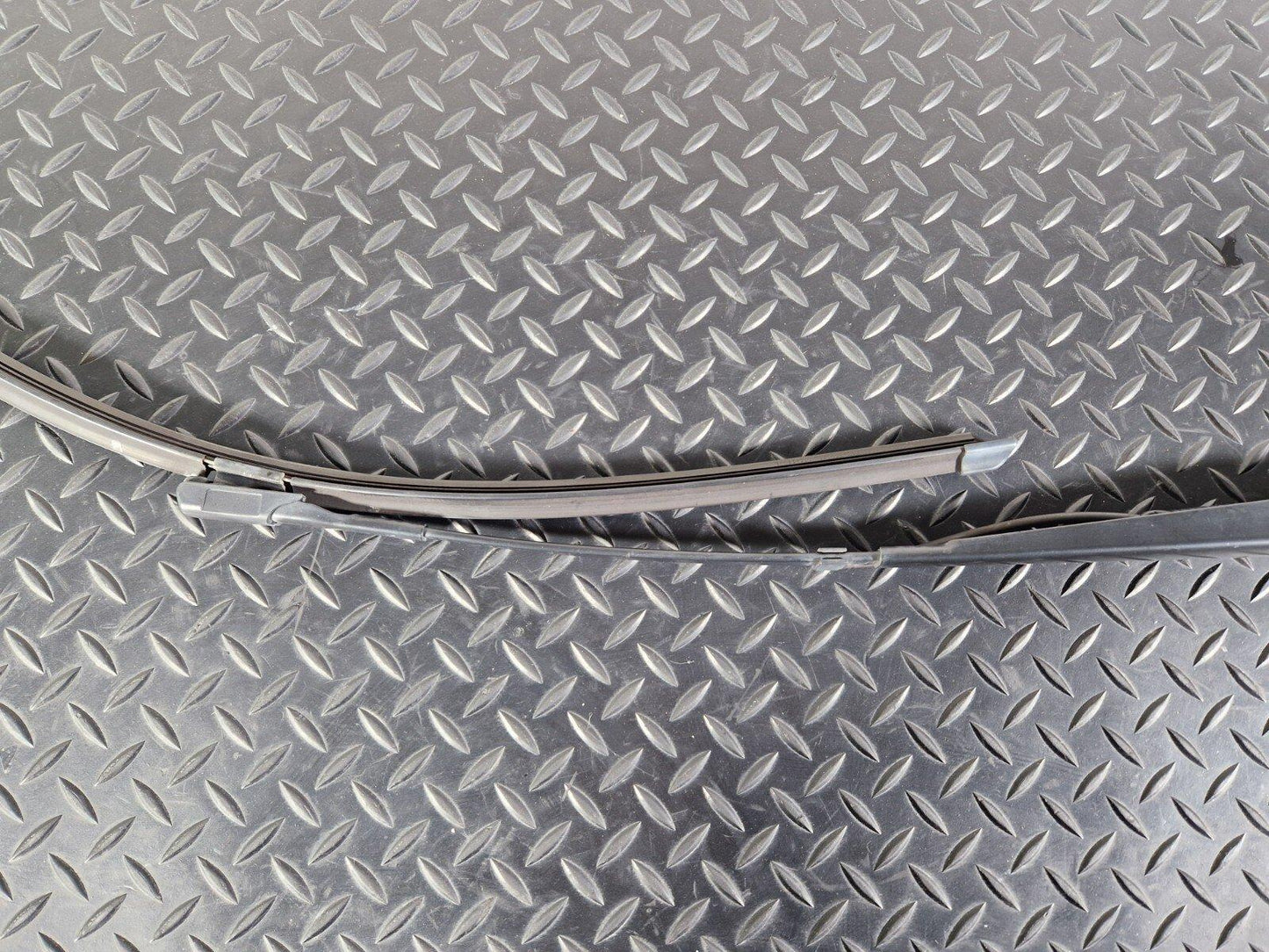 18-ON MERCEDES BENZ SPRINTER W907 W910 WIPER ARM RIGHT O/S A9108203400