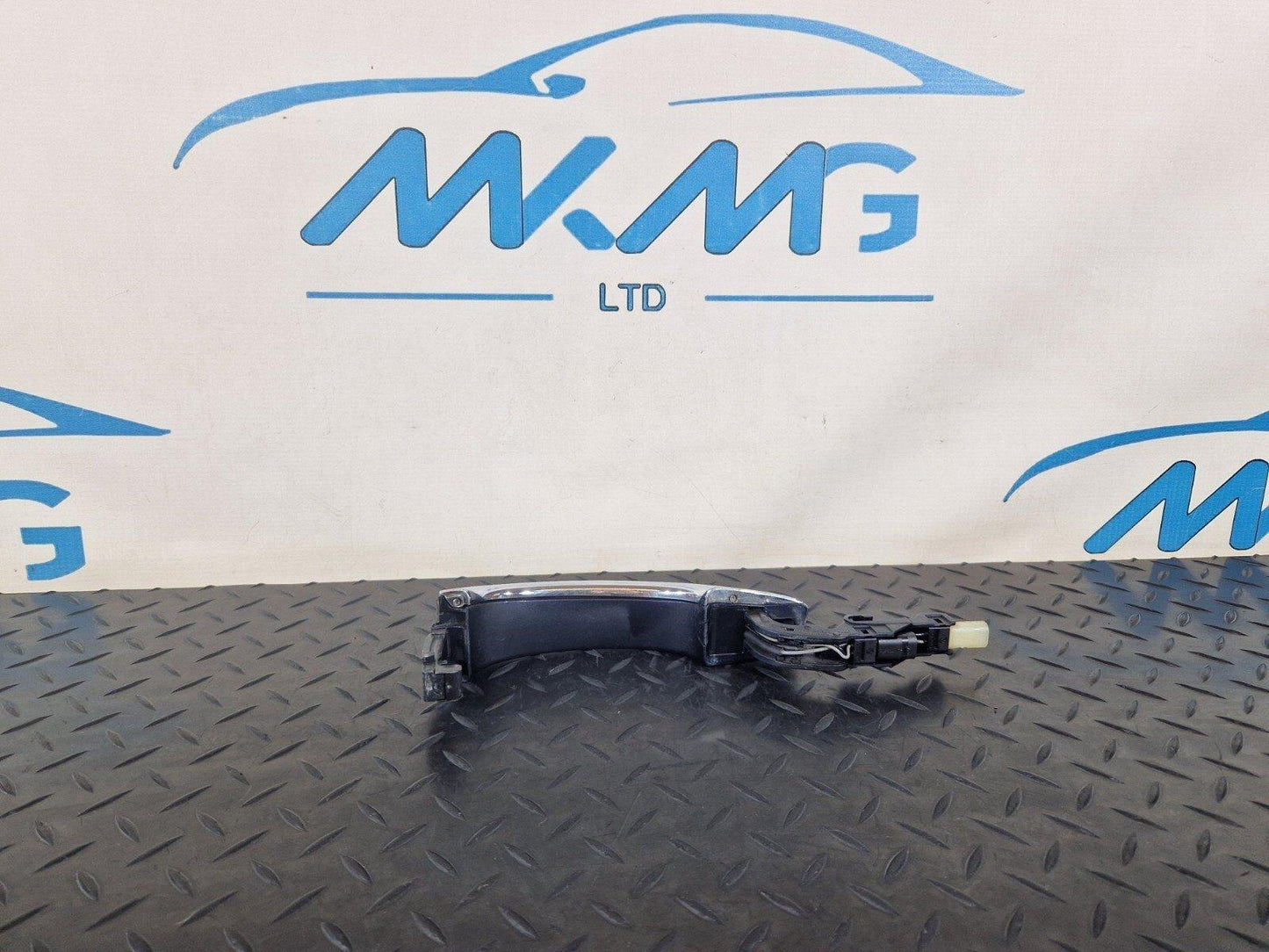 10-17 AUDI A8 4H LEFT N/S OUTER DOOR HANDLE IN BLUE FITS FRONT & REAR 4H0837205B