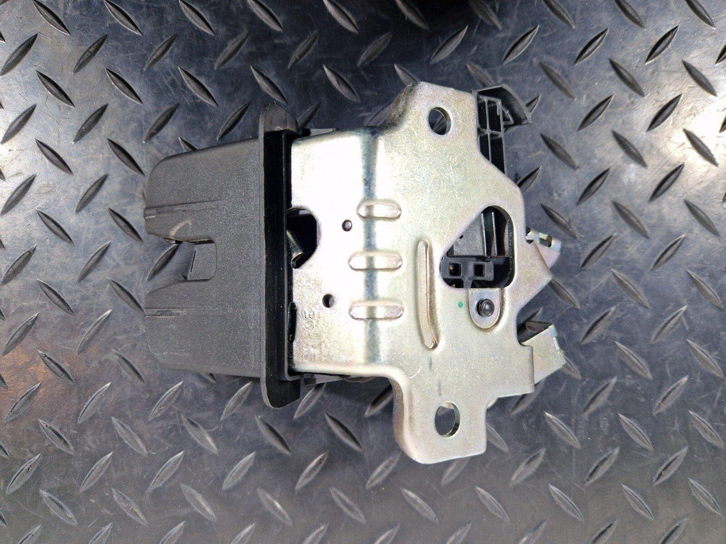 16-19 AUDI A4 B9 SALOON GENUINE TAILGATE LOCK MECHANISM OEM 3G0827503A