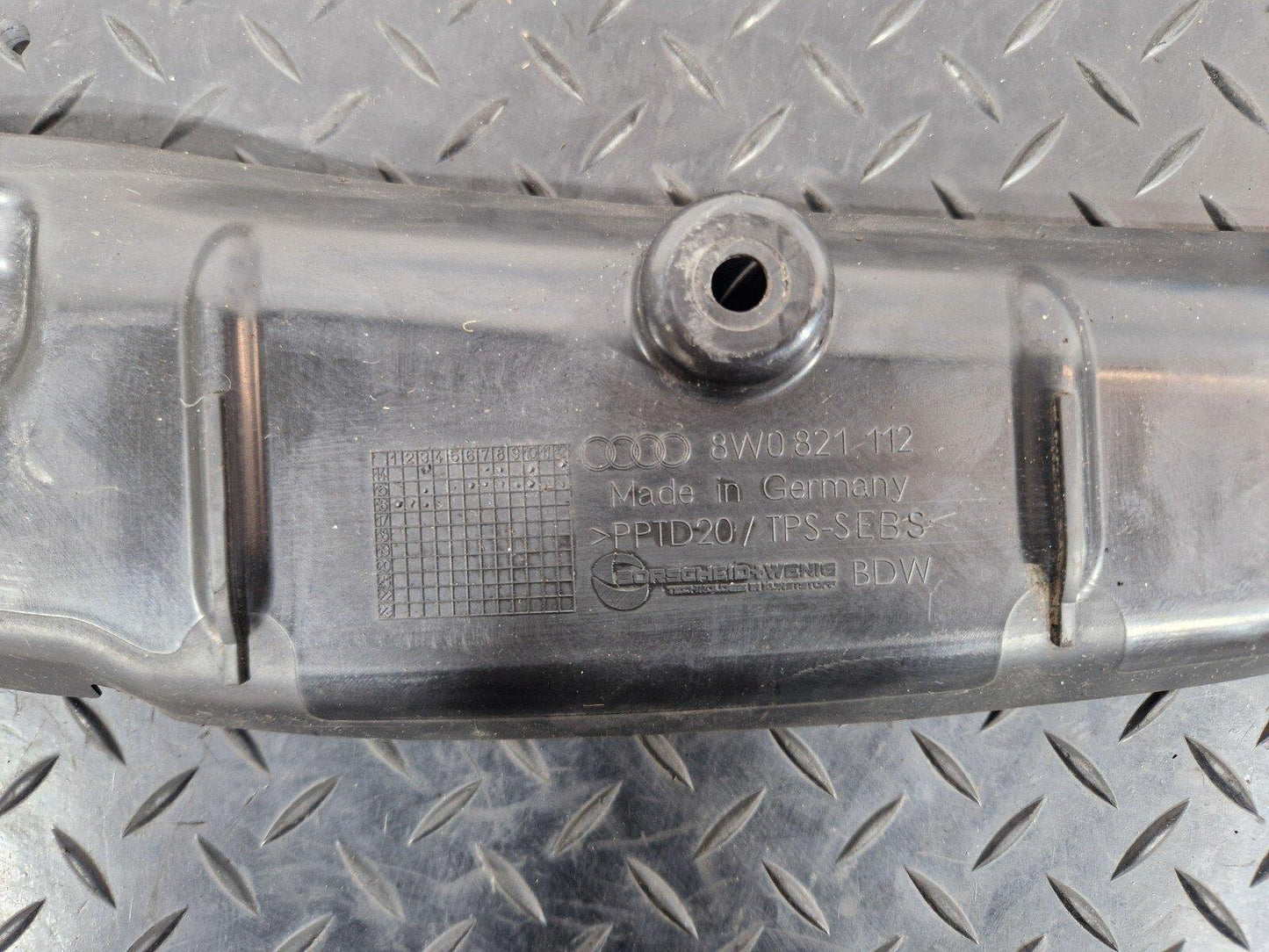 16-19 AUDI A4 B9 GENUINE FRONT RIGHT WING FILLER INSULATOR 8W0821112