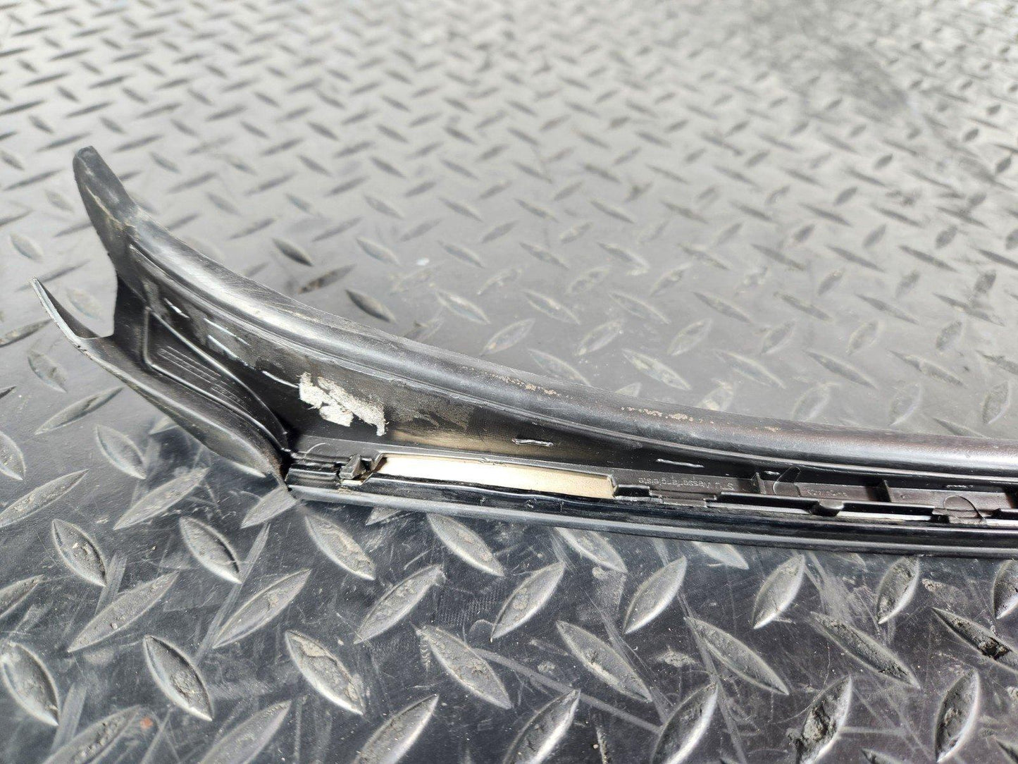 11-19 MERCEDES BENZ ML W166 GENUINE RIGHT O/S FRONT WINDSHIELD TRIM A1666901280