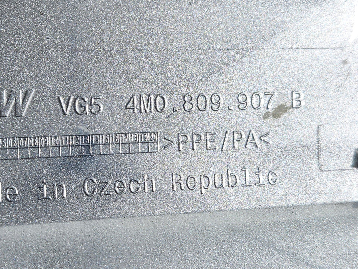 Audi Q7 4M Genuine Fuel Filler Flap Cover 4M0809907B
