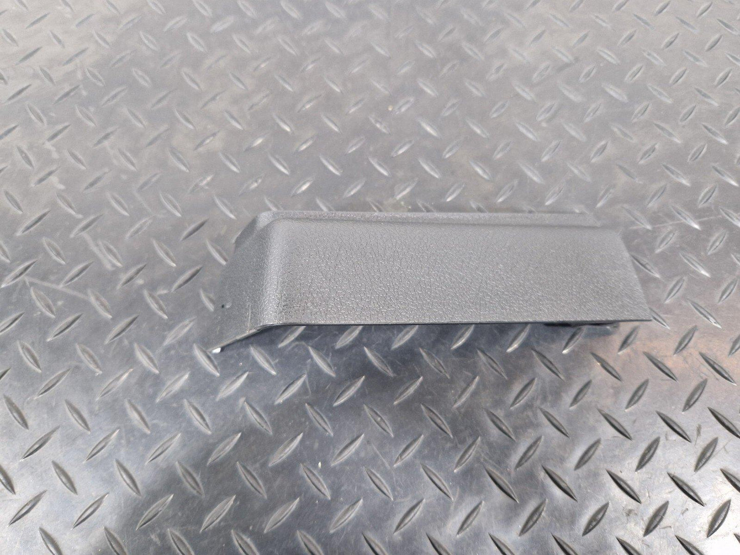 14-23 MERCEDES BENZ VITO W447 RIGHT B-PILLAR LOWER SEAT BASE TRIM A4479107500