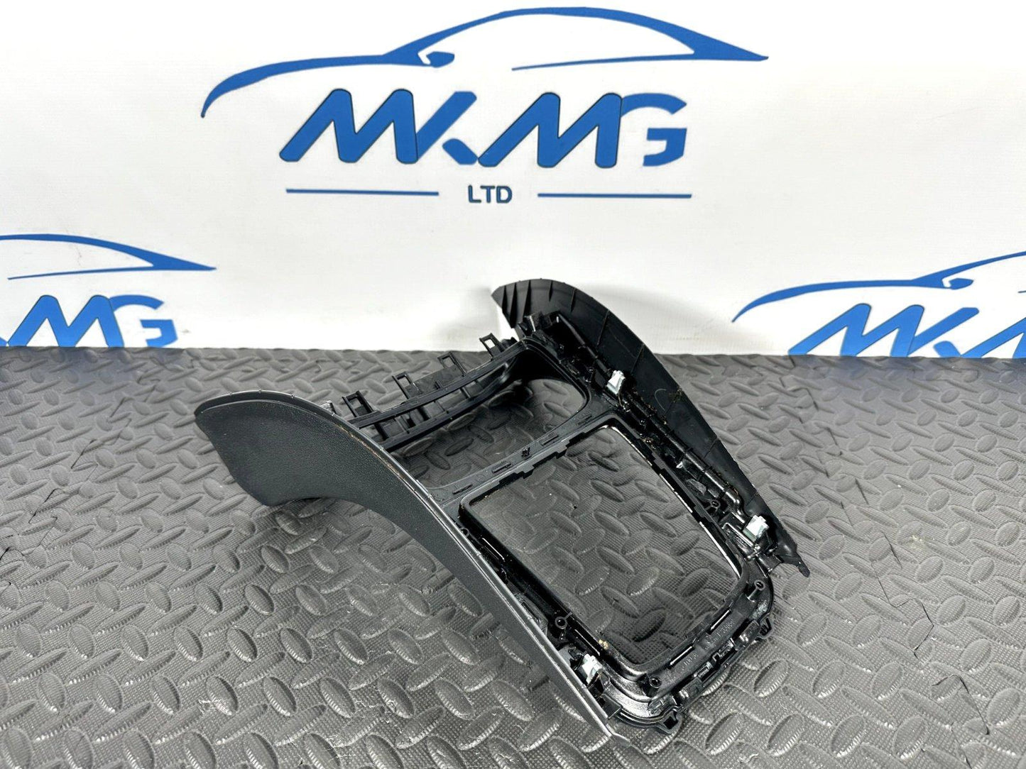 12-18 MERCEDES A-CLASS W176 GENUINE CENTRE CONSOLE TRIM A1766809900