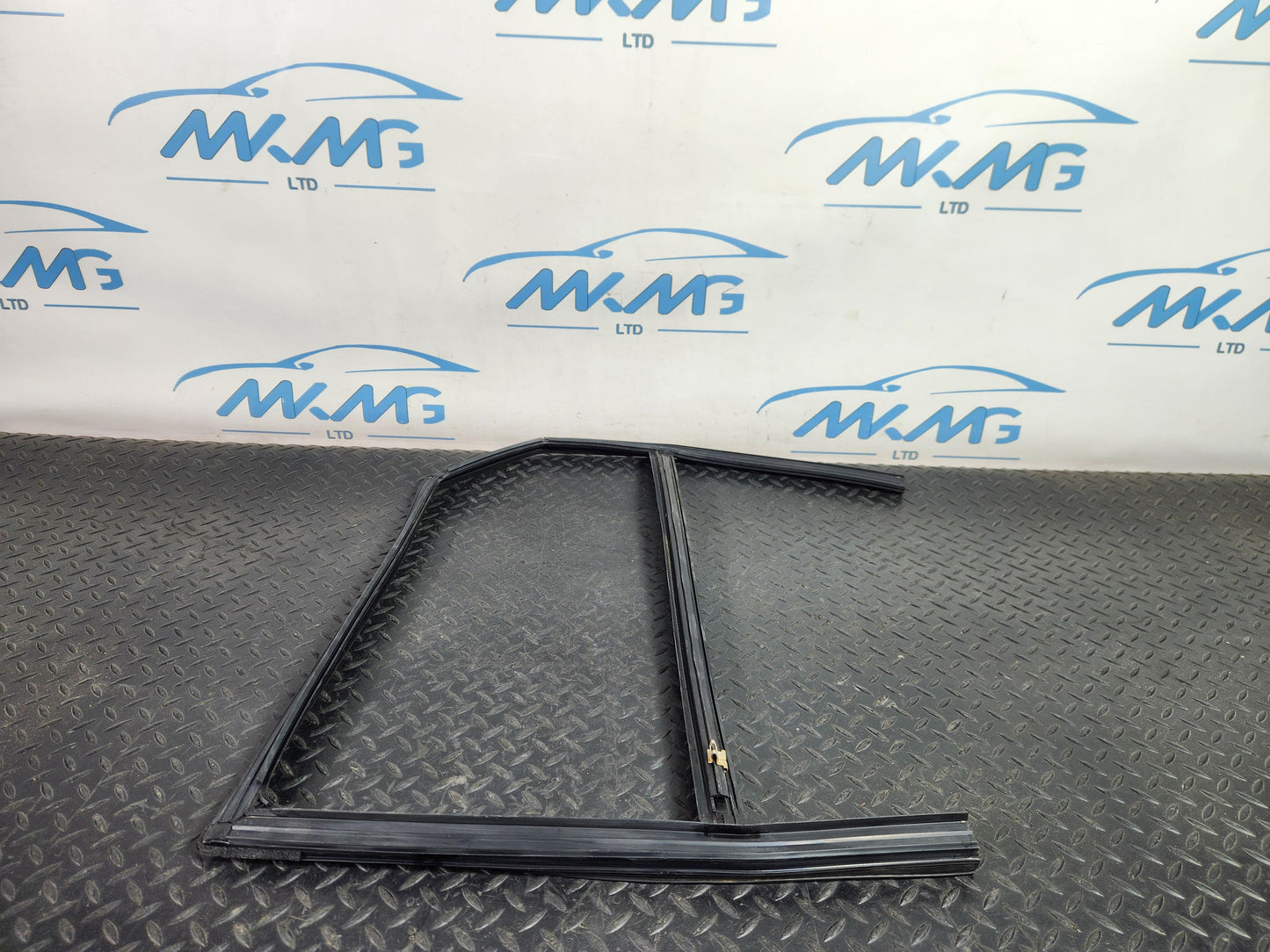 Land Rover Range Rover Evoque L551 SUV Front Left Door Window Rubber Frame XC940