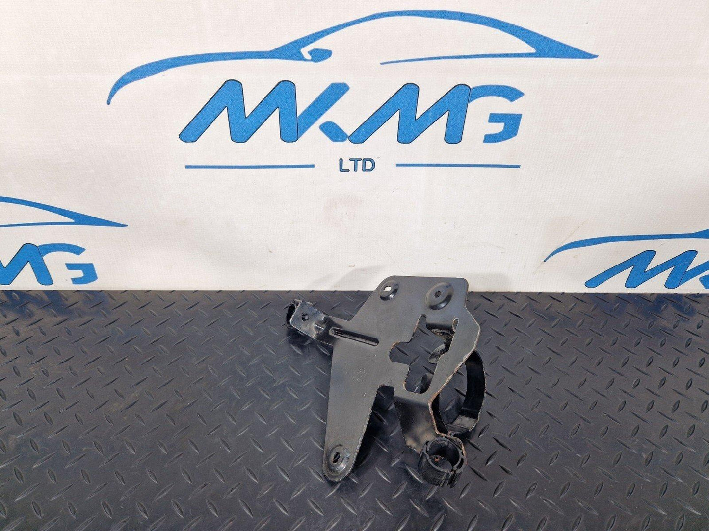 12-18 AUDI A6 C7 PASSENGER LEFT FRONT COOLANT PUMP BRACKET MOUNT 4G0145879N