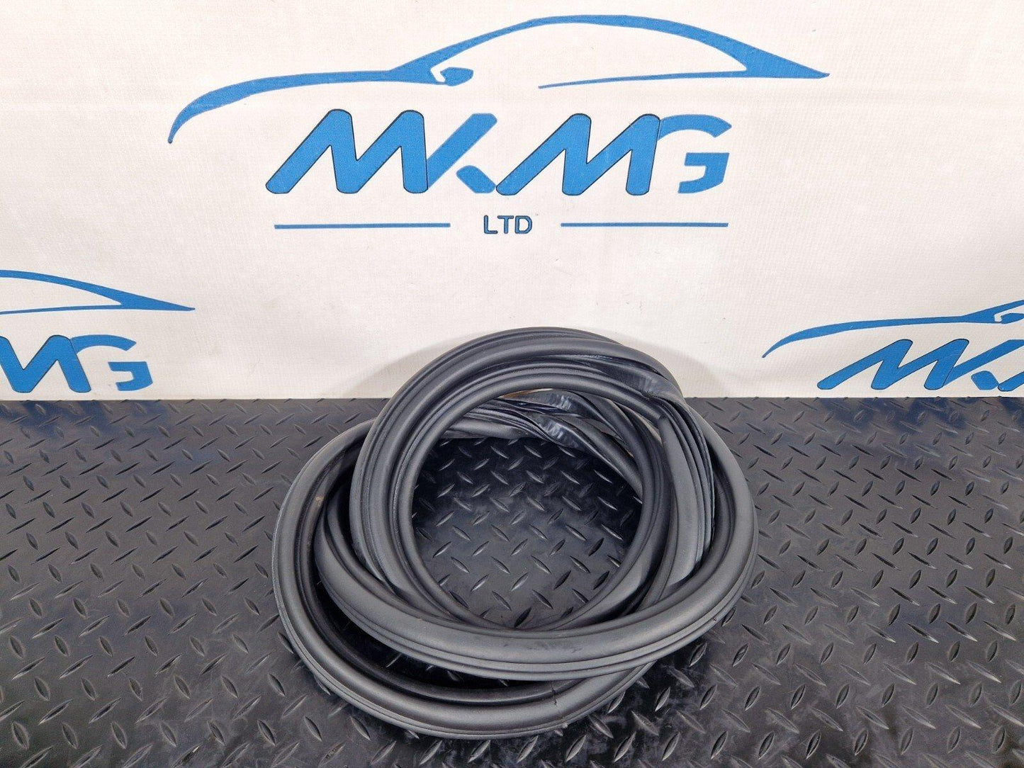 12-18 AUDI A6 C7 REAR LEFT DOOR RUBBER SEAL FITS BOTH LEFT OR RIGHT 4G5833721A