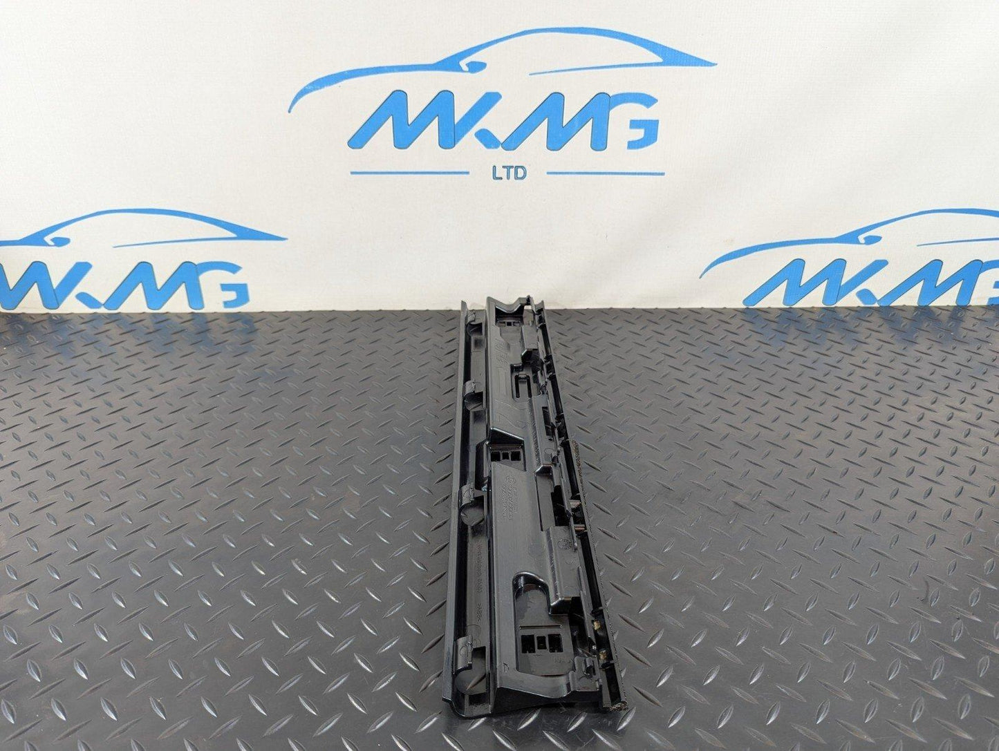 16-22 BMW X1 F48 LEFT SIDE CENTRE SKIRT MOUNTING BRACKET 7332331