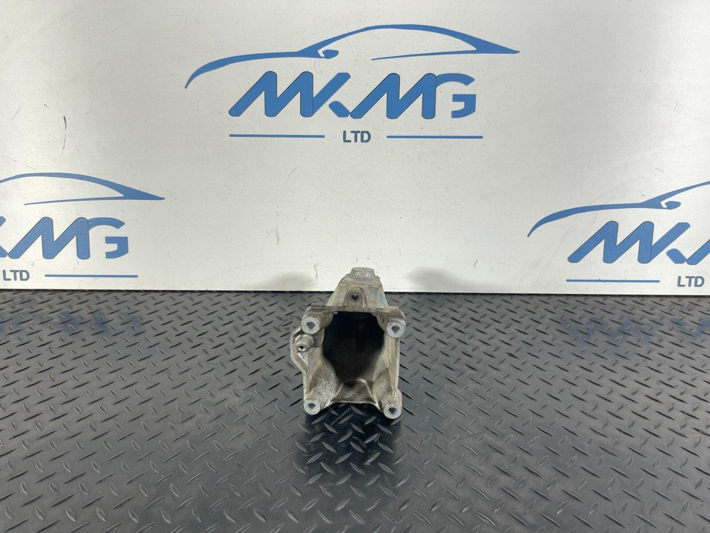 14-21 MERCEDES BENZ C350e W205 GENUINE ENGINE MOUNT RIGHT A2742234304