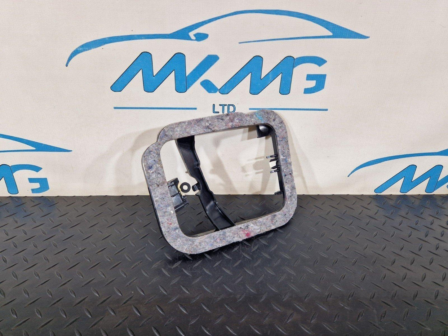 16-22 BMW X1 F48 GENUINE MIDDLE SECTION SEAT BELT BRACKET MOUNT 6442701