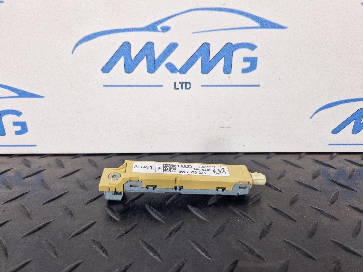16-19 AUDI A4 B9 GENUINE ANTENNA AMPLIFIER 8W0035225