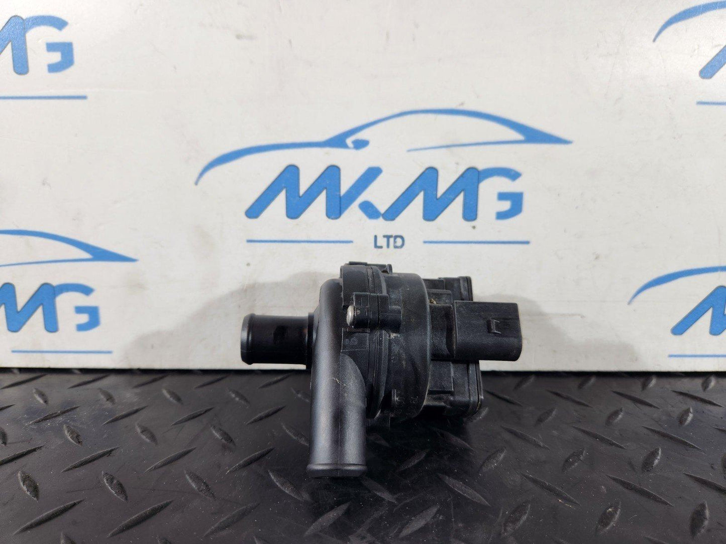 19-ON MERCEDES B CLASS W247  GENUINE AUXILIARY WATER PUMP A2118350364