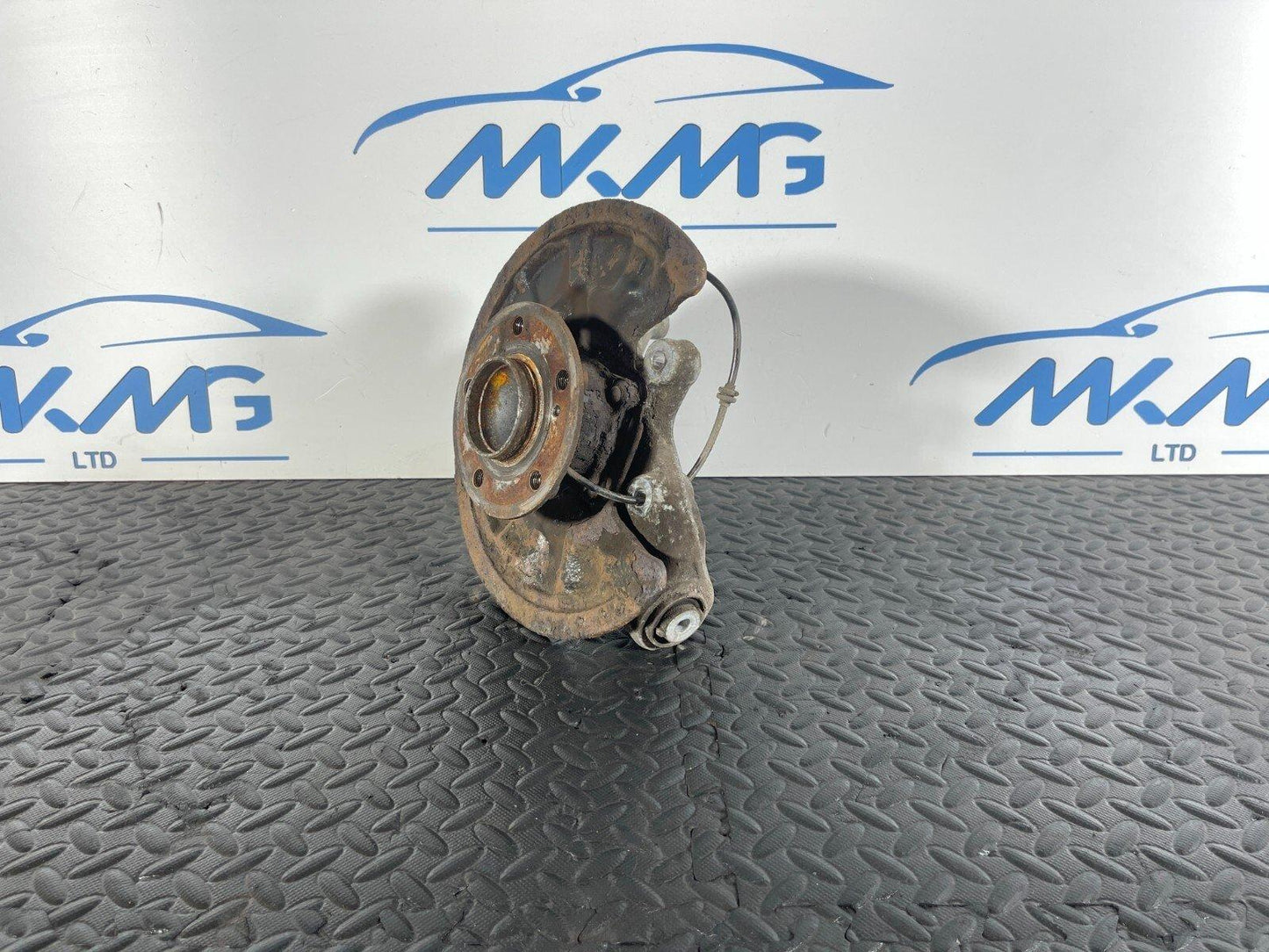 12-18 MERCEDES A CLA W176 C117 GENUINE REAR PASSENGER SIDE WHEEL HUB A2460306
