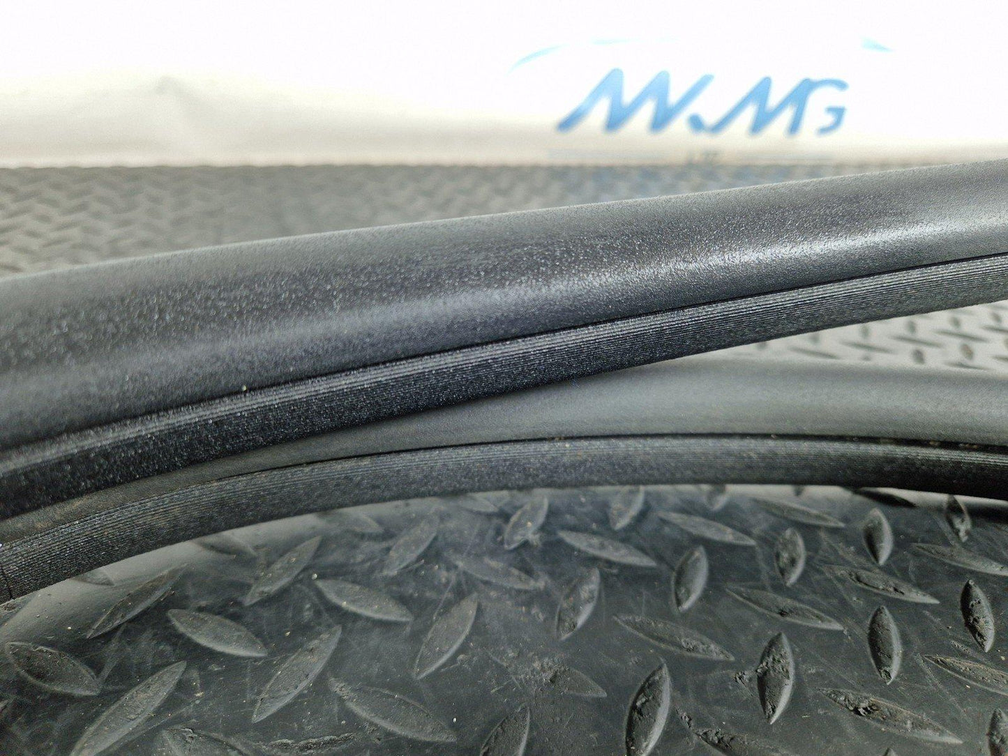 11-19 MERCEDES BENZ ML W166  LEFT REAR RUBBER DOOR SEAL A1666970151