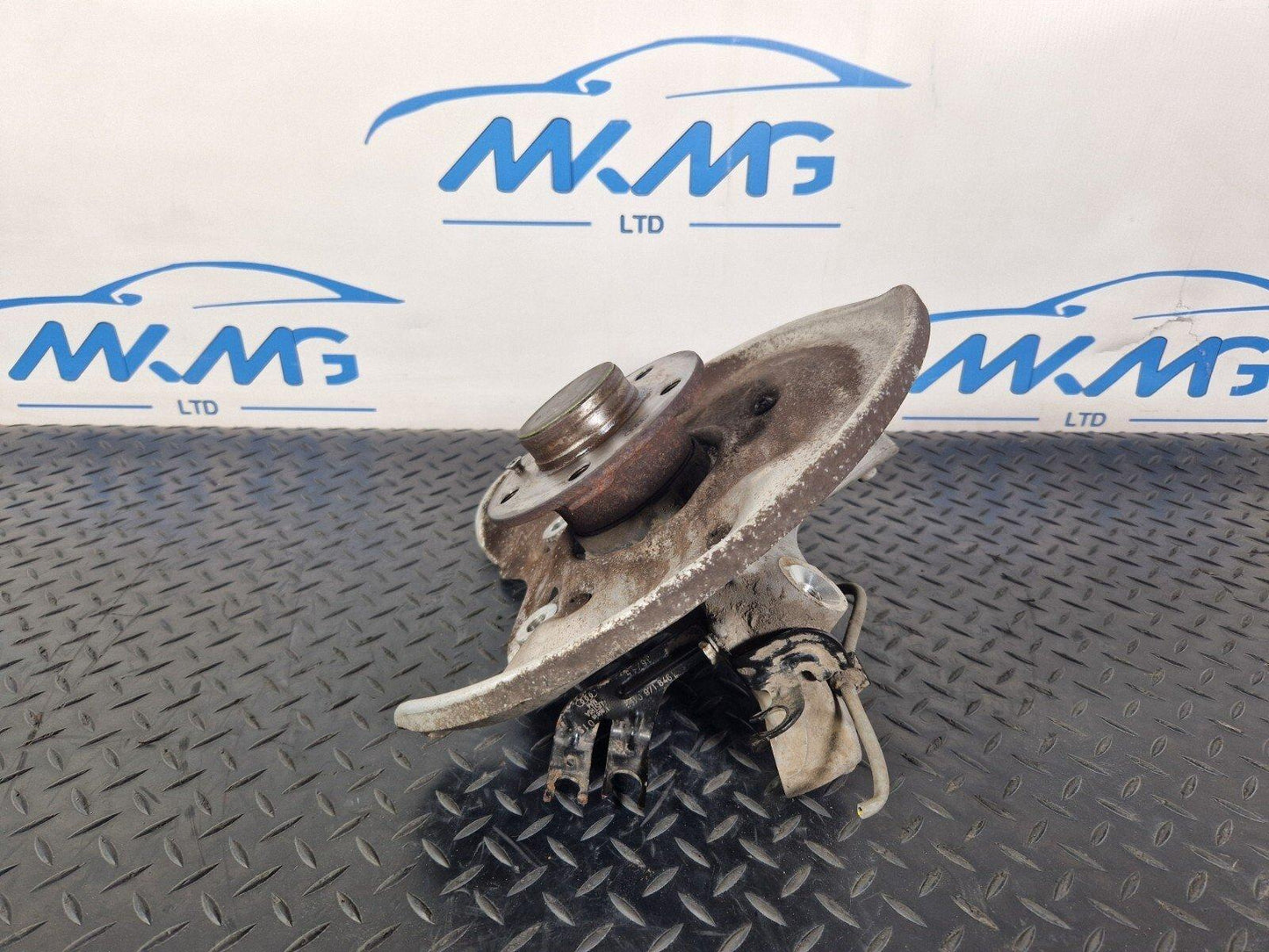 16-19 AUDI A4 B9 O/S/R REAR RIGHT WHEEL HUB & BEARING 8W0615612